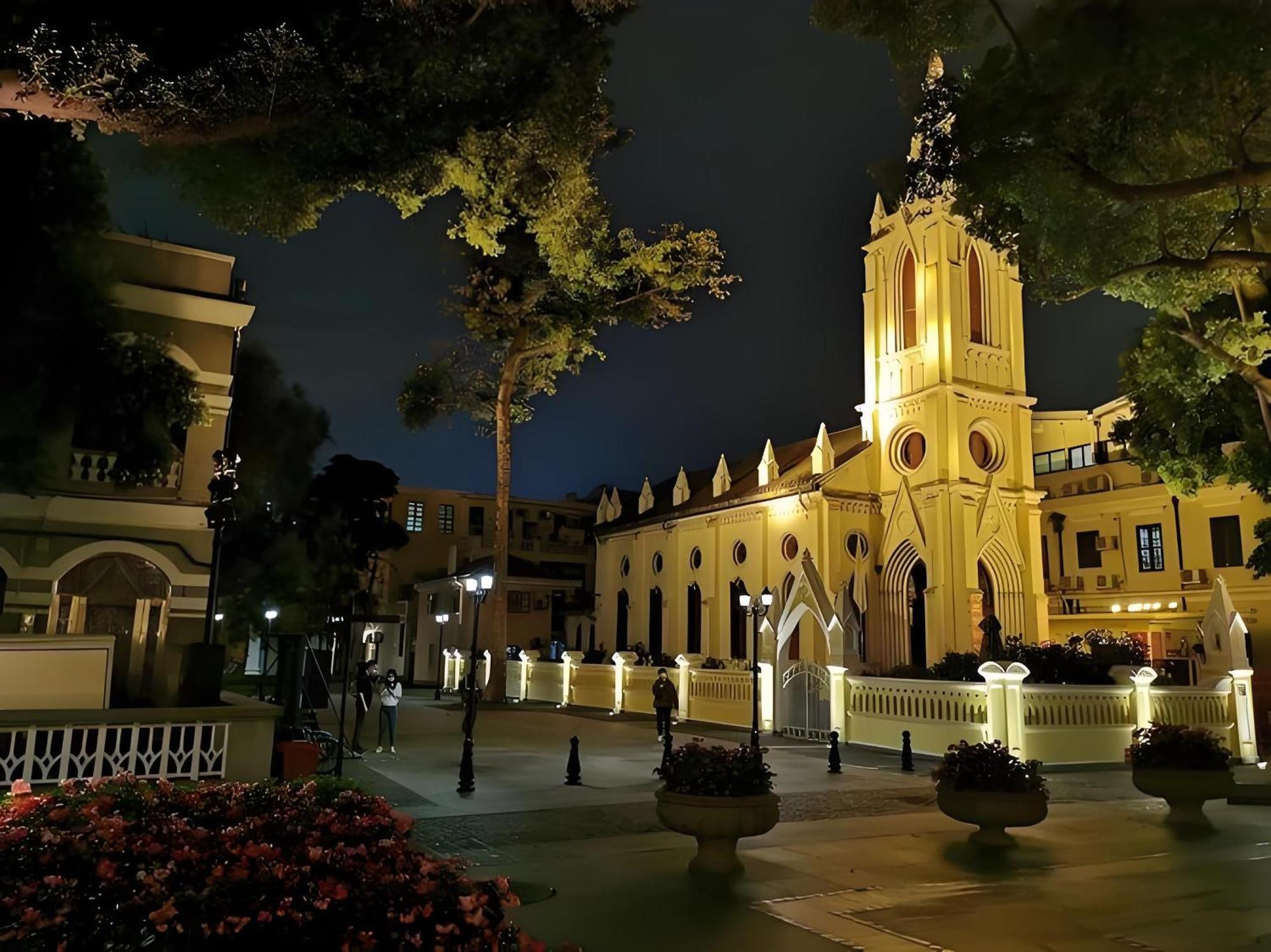Lan Wan - Yongqing Walking Street&shamian Island Scenic Spot Branch- Exit F Towards Shamian Island At Huangsha Metro Trf Stop Of Line 1&line 6--airport Pick-up Service 4*