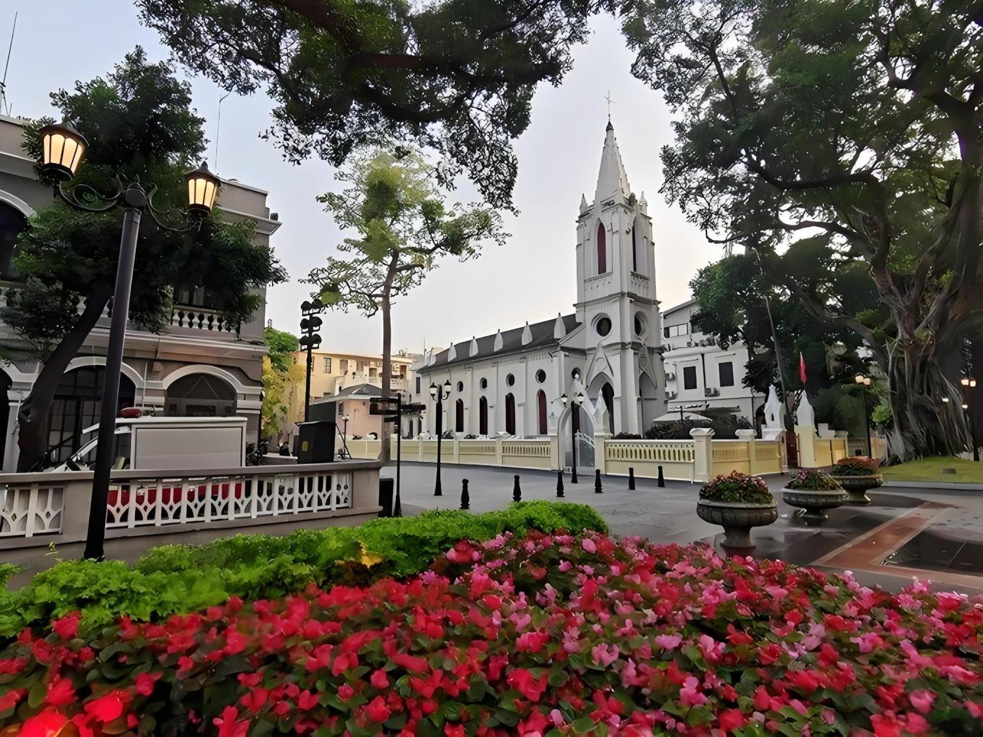 Hotel Lan Wan - Yongqing Walking Street&shamian Island Scenic Spot Branch- Exit F Towards Shamian Island At Huangsha Metro Trf Stop Of Line 1&line 6--airport Pick-up Service