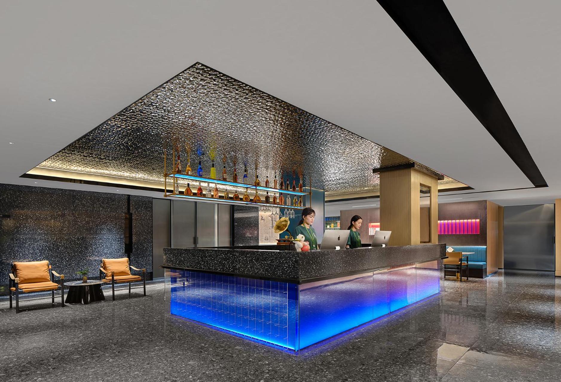 Hotel Lan Wan - Yongqing Walking Street&shamian Island Scenic Spot Branch- Exit F Towards Shamian Island At Huangsha Metro Trf Stop Of Line 1&line 6--airport Pick-up Service 4*