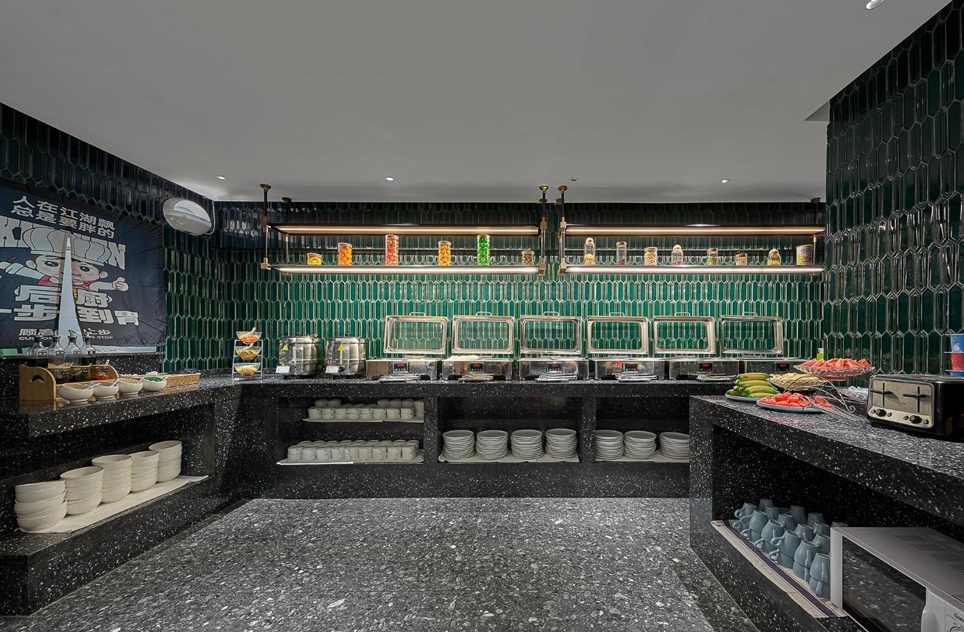 Lan Wan - Yongqing Walking Street&shamian Island Scenic Spot Branch- Exit F Towards Shamian Island At Huangsha Metro Trf Stop Of Line 1&line 6--airport Pick-up Service 4*