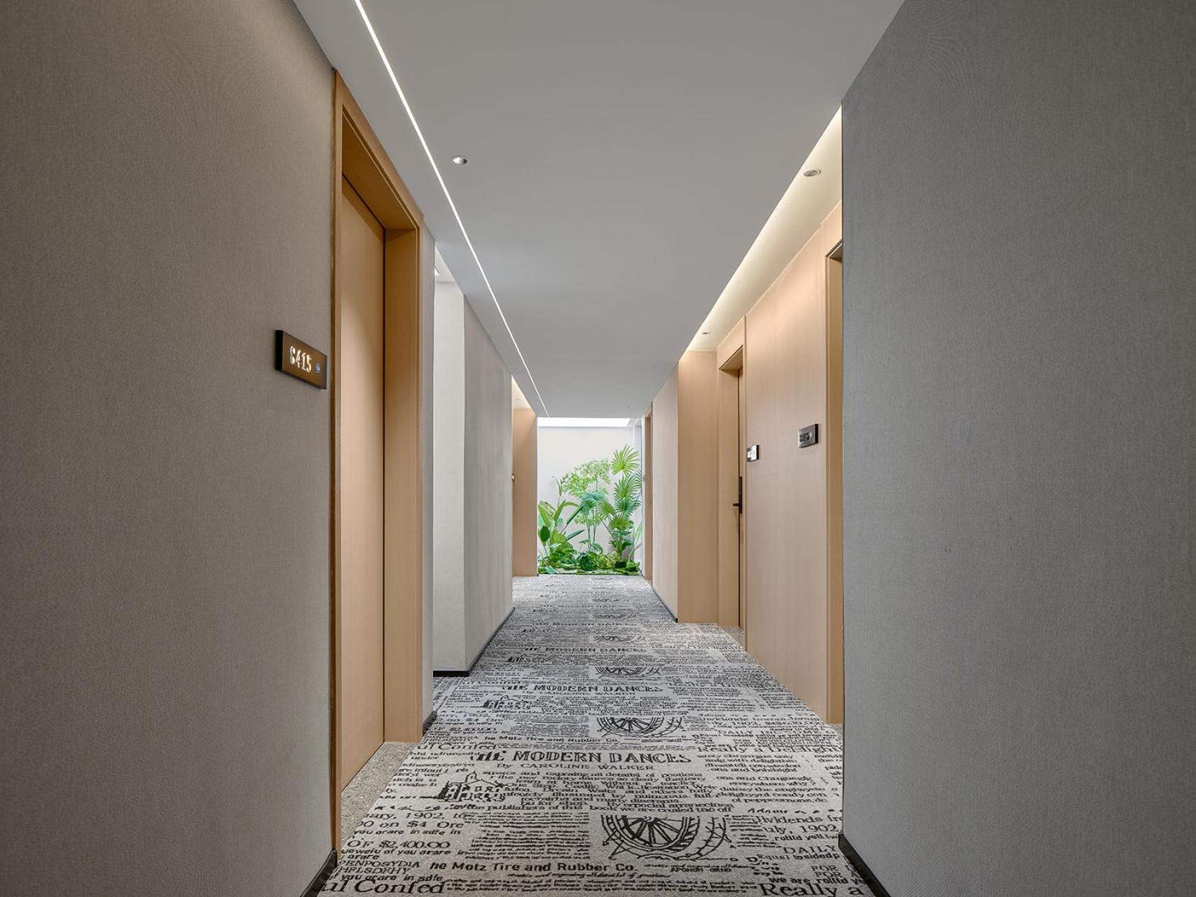 Lan Wan - Yongqing Walking Street&shamian Island Scenic Spot Branch- Exit F Towards Shamian Island At Huangsha Metro Trf Stop Of Line 1&line 6--airport Pick-up Service Hotel Canton