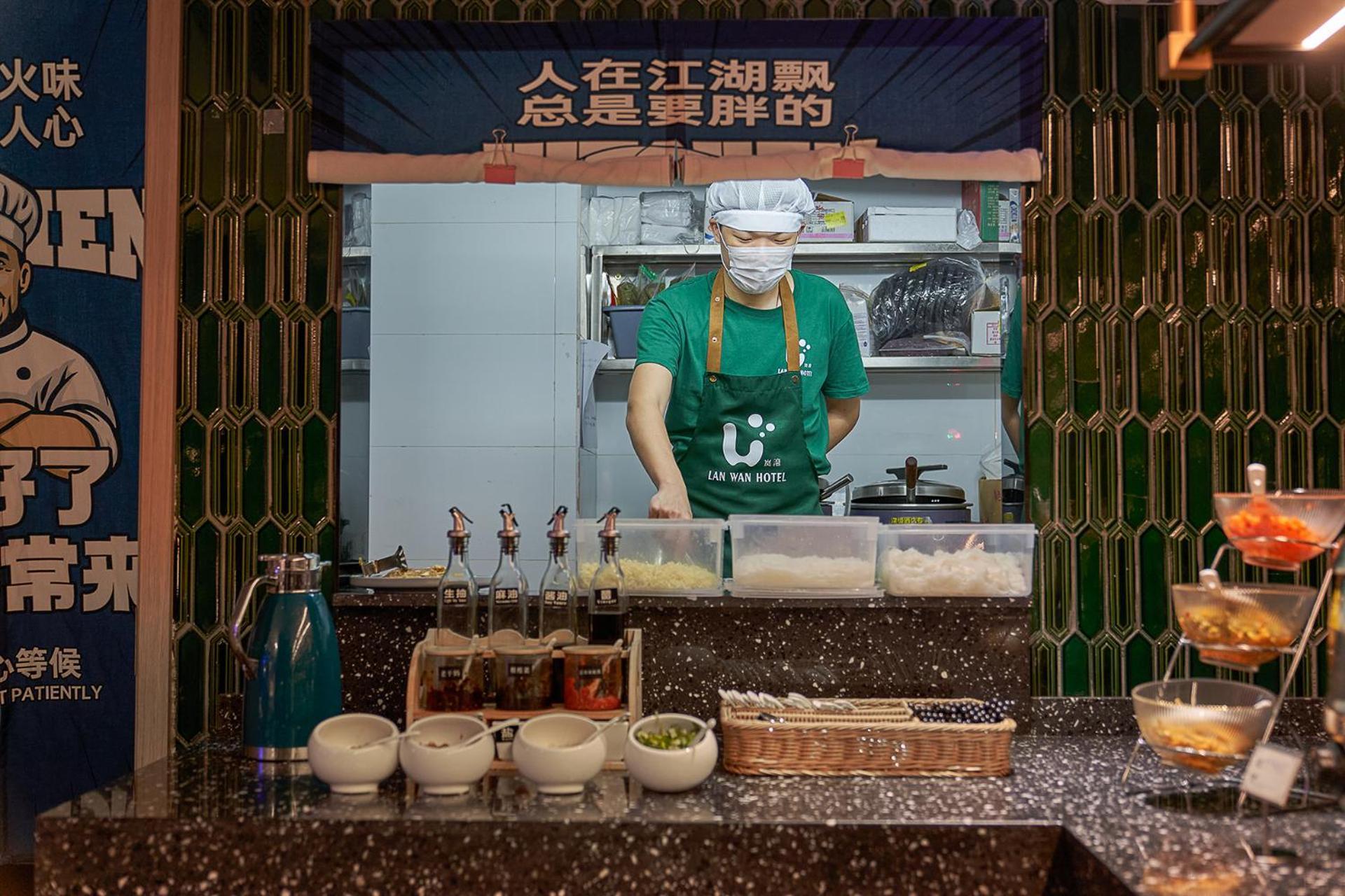 Lan Wan - Yongqing Walking Street&shamian Island Scenic Spot Branch- Exit F Towards Shamian Island At Huangsha Metro Trf Stop Of Line 1&line 6--airport Pick-up Service 4* Canton