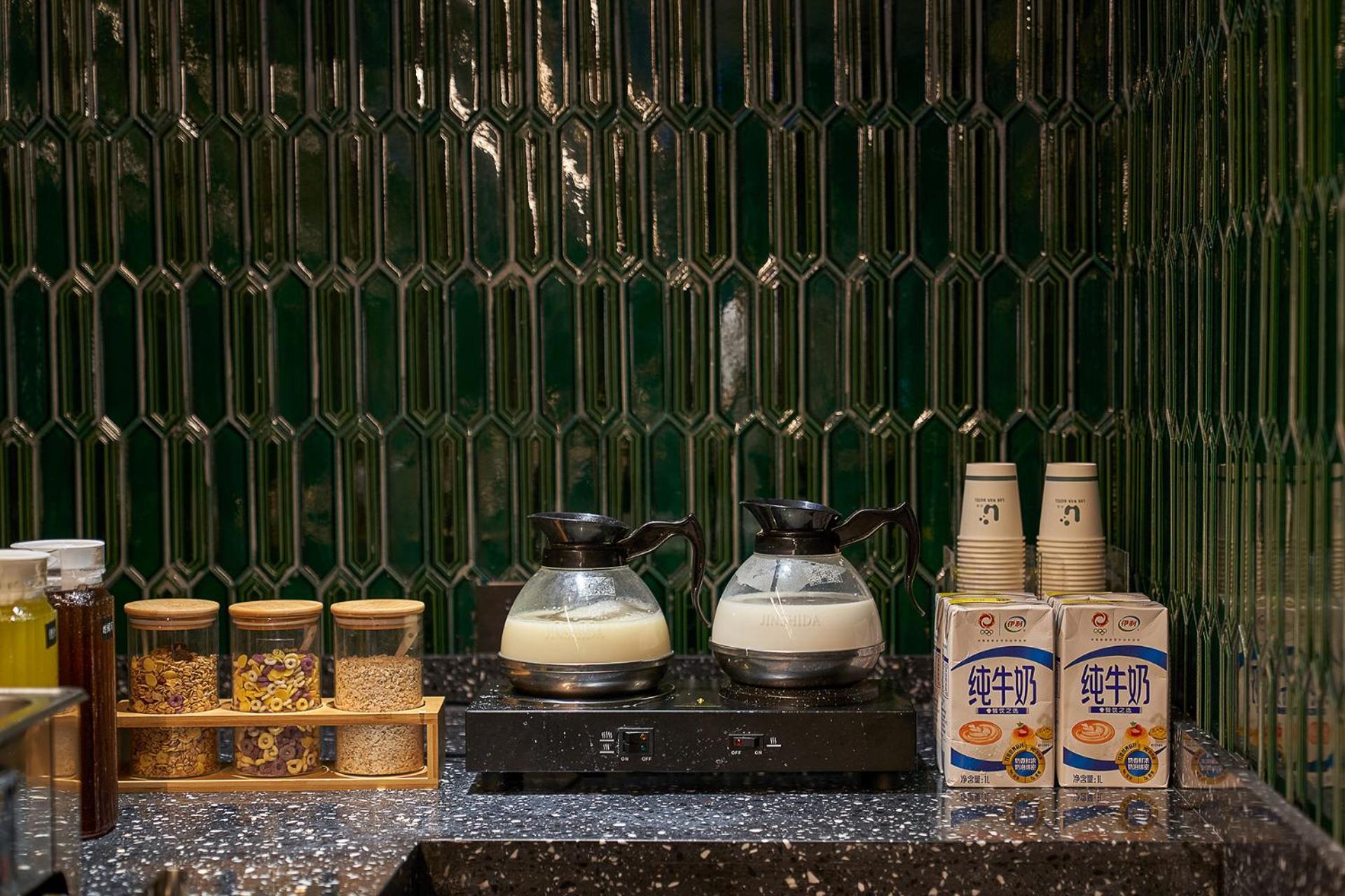 Hotel Lan Wan - Yongqing Walking Street&shamian Island Scenic Spot Branch- Exit F Towards Shamian Island At Huangsha Metro Trf Stop Of Line 1&line 6--airport Pick-up Service Canton
