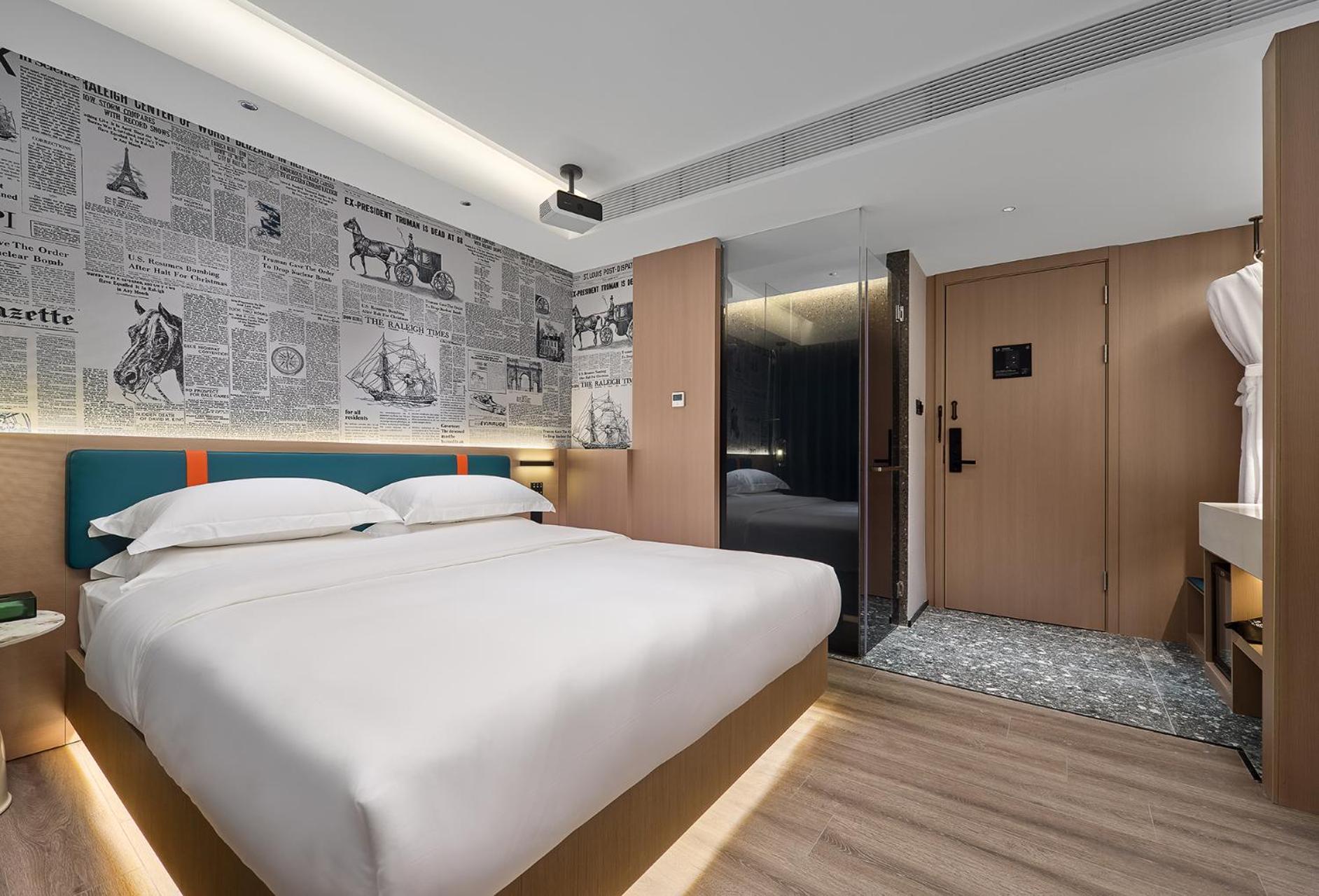 Hotel Lan Wan - Yongqing Walking Street&shamian Island Scenic Spot Branch- Exit F Towards Shamian Island At Huangsha Metro Trf Stop Of Line 1&line 6--airport Pick-up Service 4*