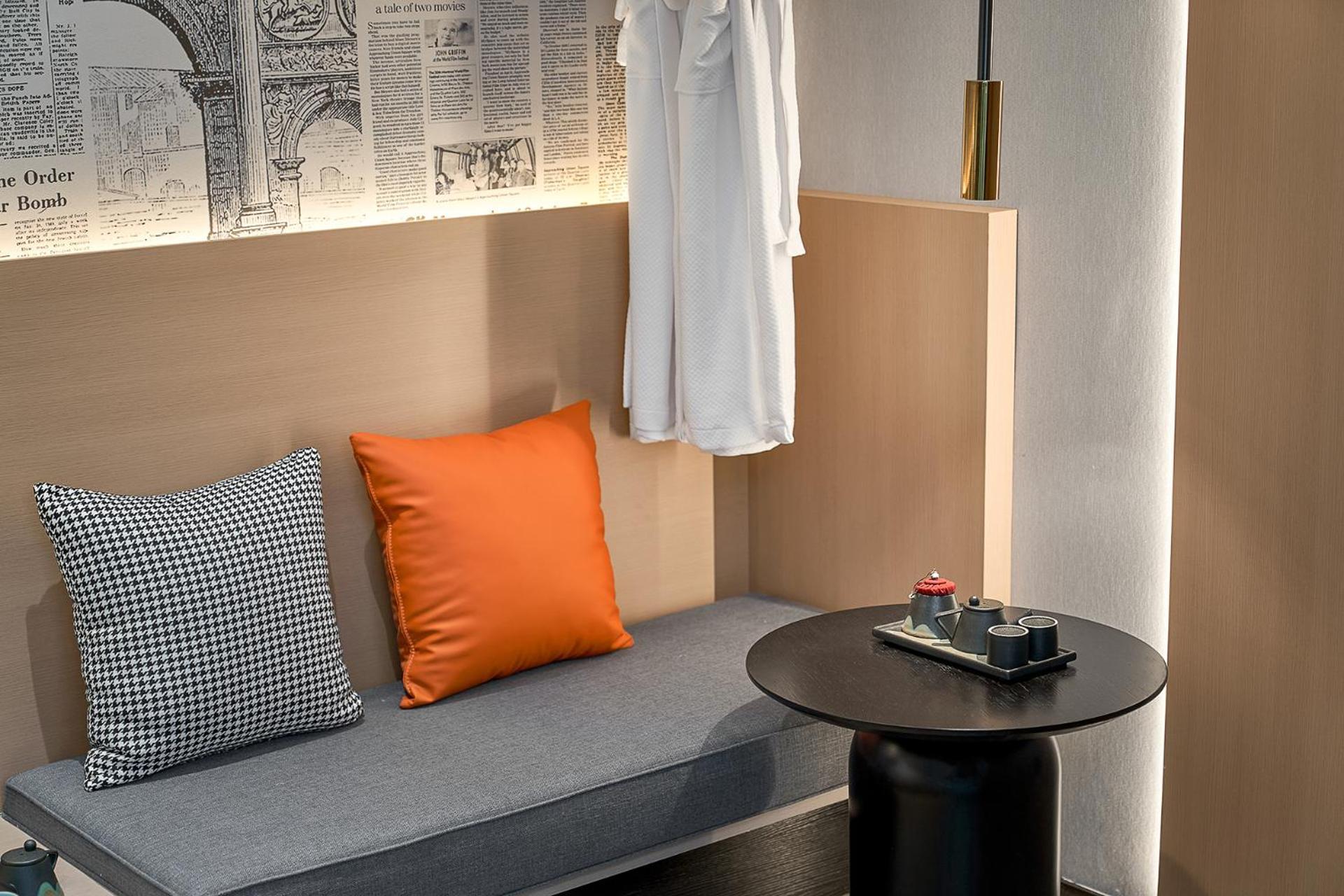 Hotel Lan Wan - Yongqing Walking Street&shamian Island Scenic Spot Branch- Exit F Towards Shamian Island At Huangsha Metro Trf Stop Of Line 1&line 6--airport Pick-up Service Canton