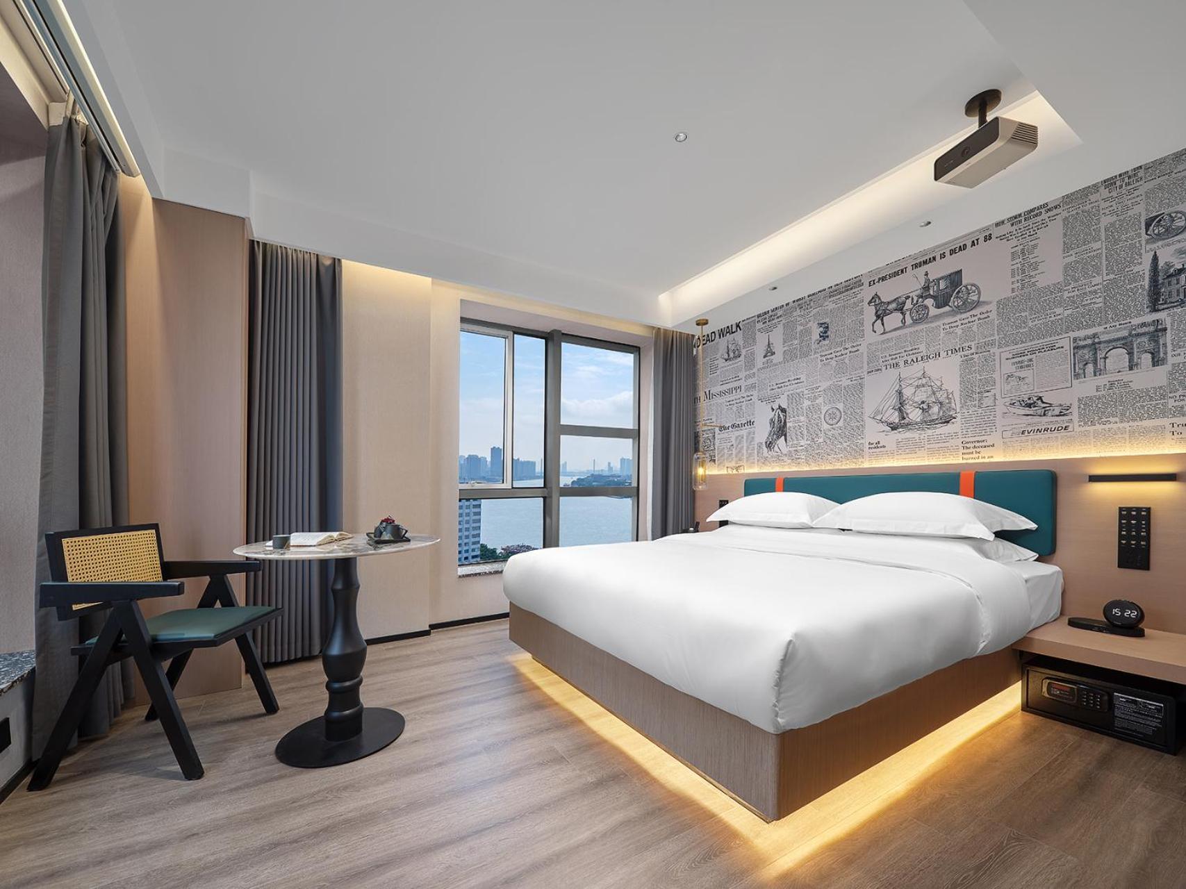 Hotel Lan Wan - Yongqing Walking Street&shamian Island Scenic Spot Branch- Exit F Towards Shamian Island At Huangsha Metro Trf Stop Of Line 1&line 6--airport Pick-up Service 4*