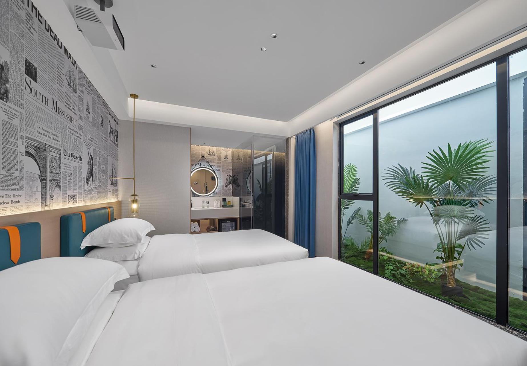 Lan Wan - Yongqing Walking Street&shamian Island Scenic Spot Branch- Exit F Towards Shamian Island At Huangsha Metro Trf Stop Of Line 1&line 6--airport Pick-up Service 4*