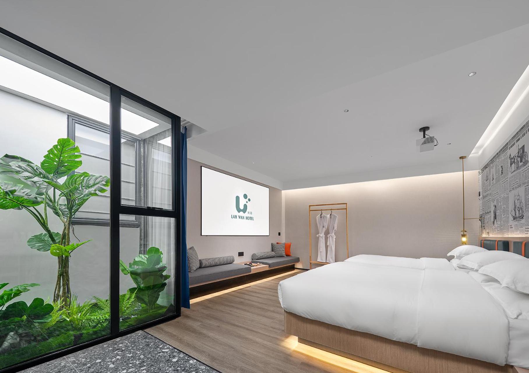 Lan Wan - Yongqing Walking Street&shamian Island Scenic Spot Branch- Exit F Towards Shamian Island At Huangsha Metro Trf Stop Of Line 1&line 6--airport Pick-up Service Hotel Canton