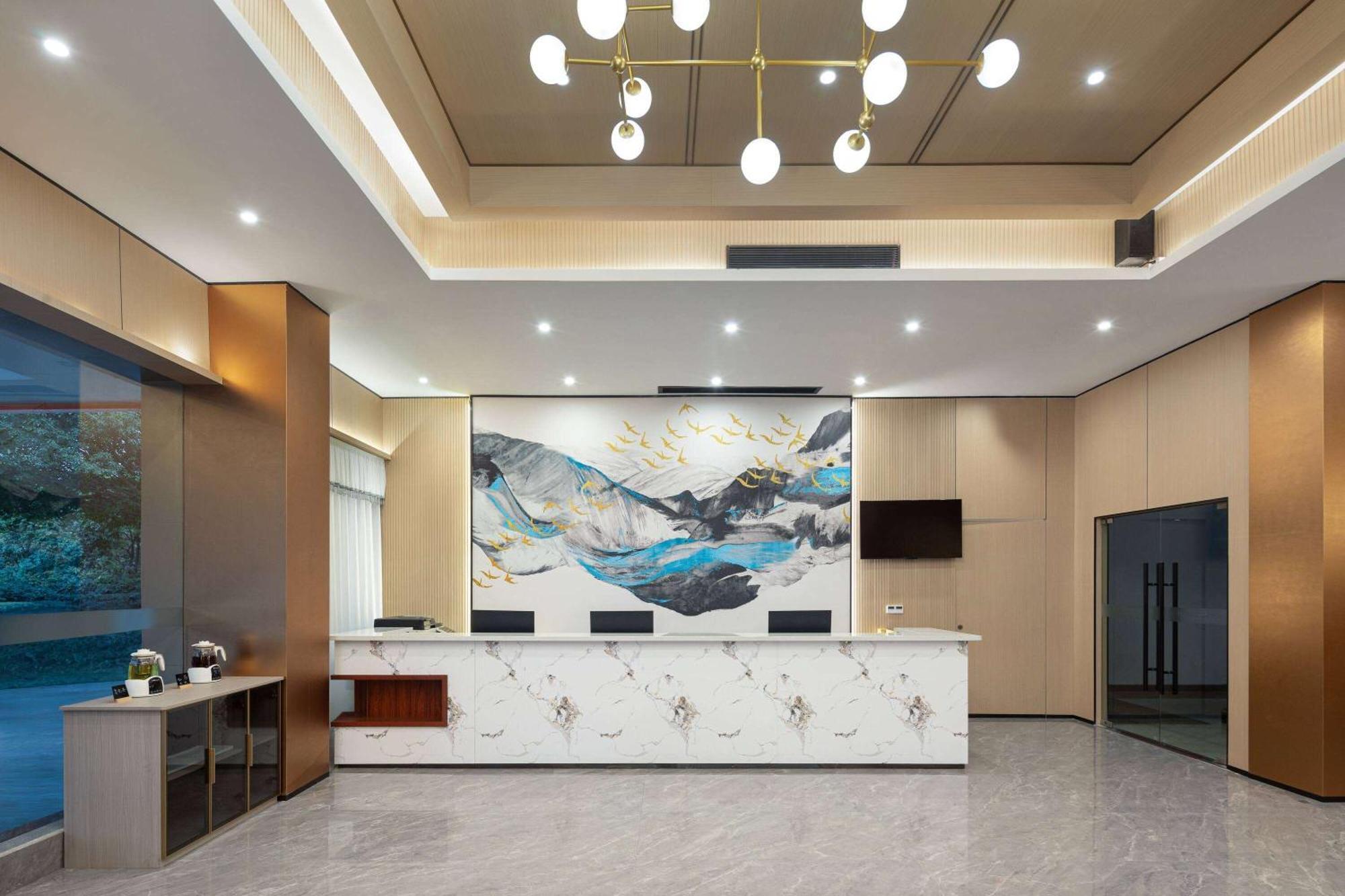 Hawthorn By Wyndham Baiyun Airport 4*