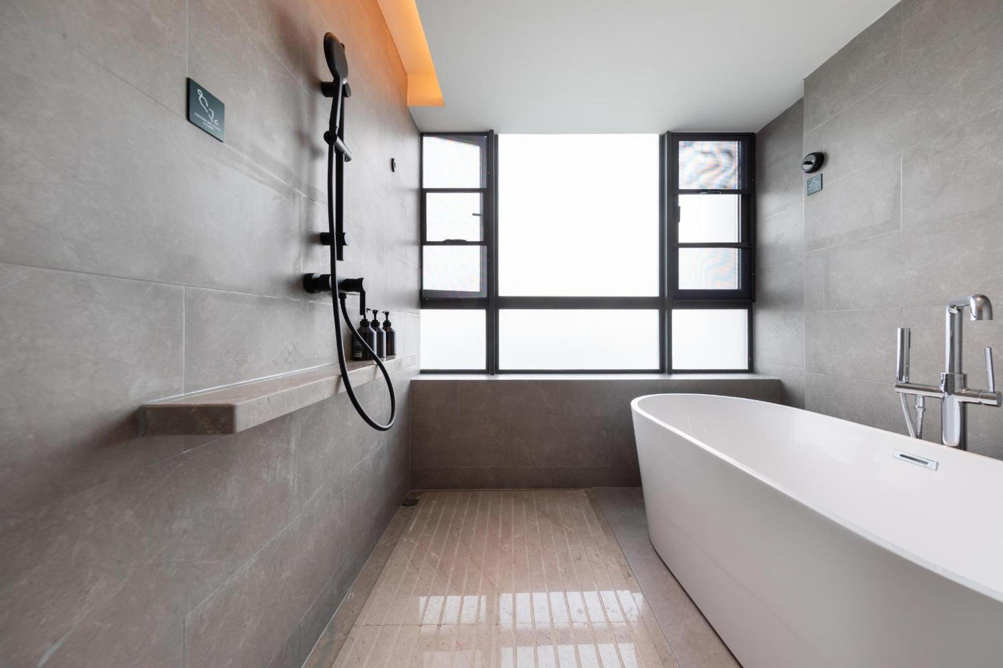 Atour Zhongcun Hanxi Changlong Metro Station Hotel 4*
