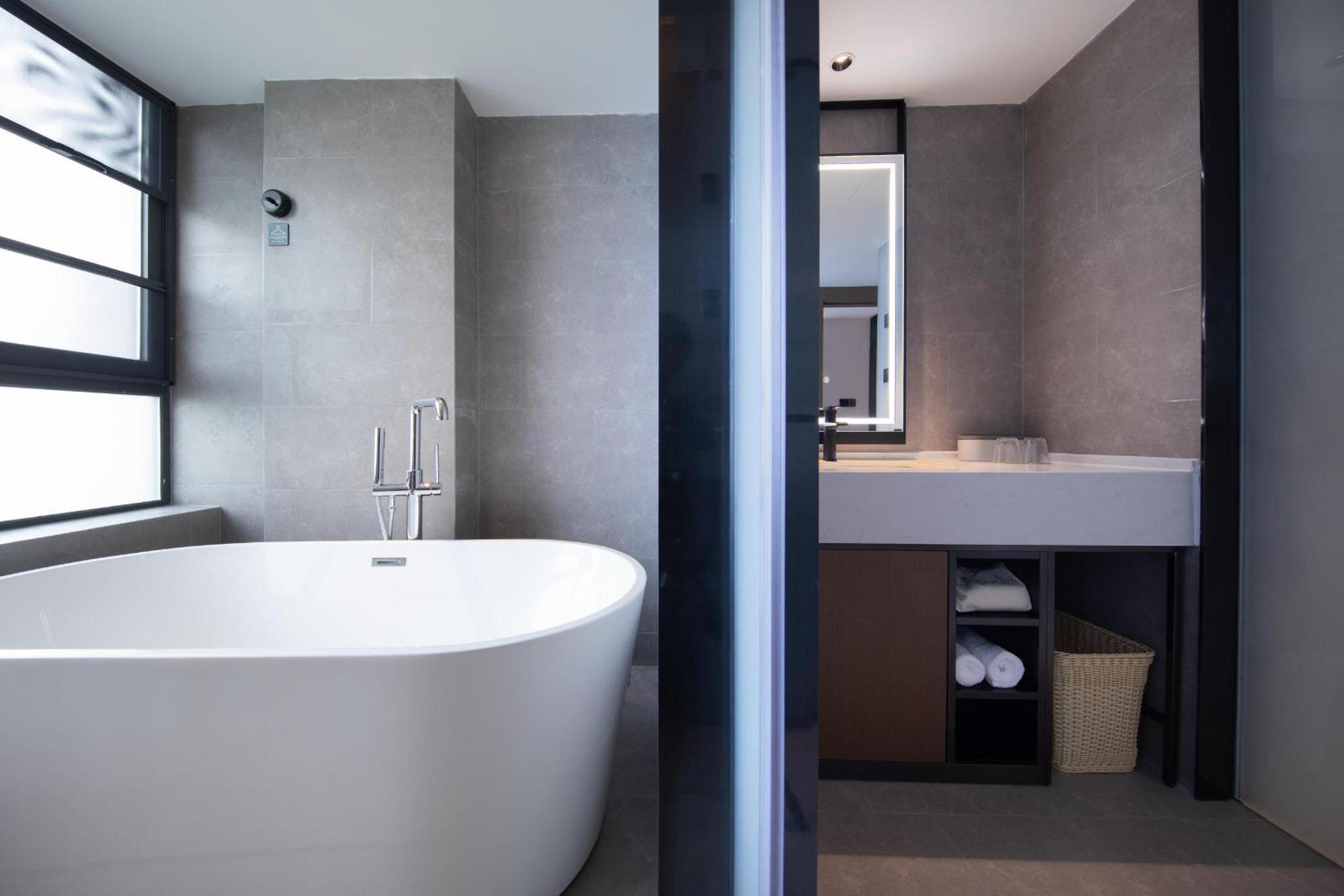 Atour Zhongcun Hanxi Changlong Metro Station Hotel 4*