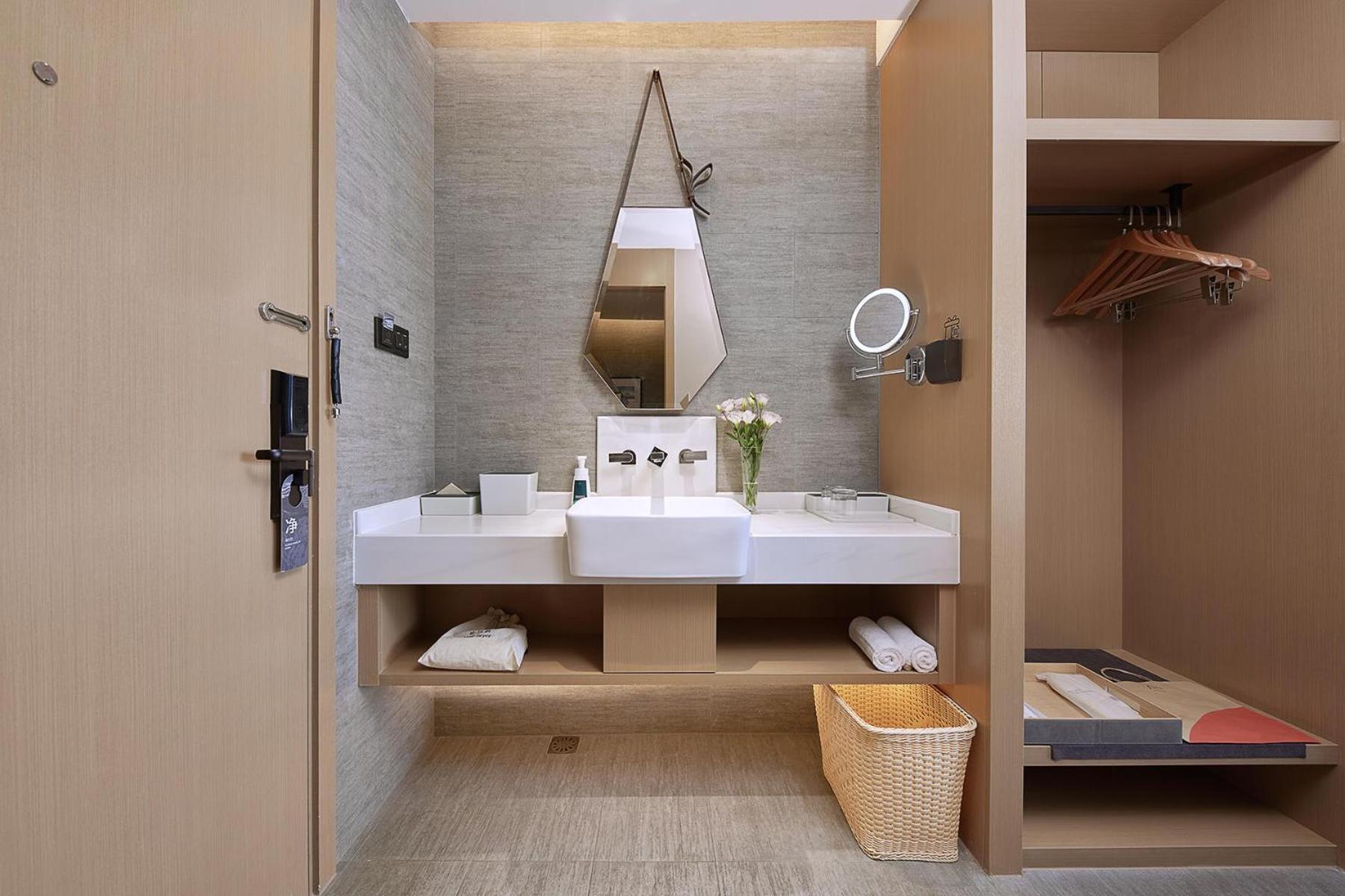 Atour Panyu Bridge Hotel 4*