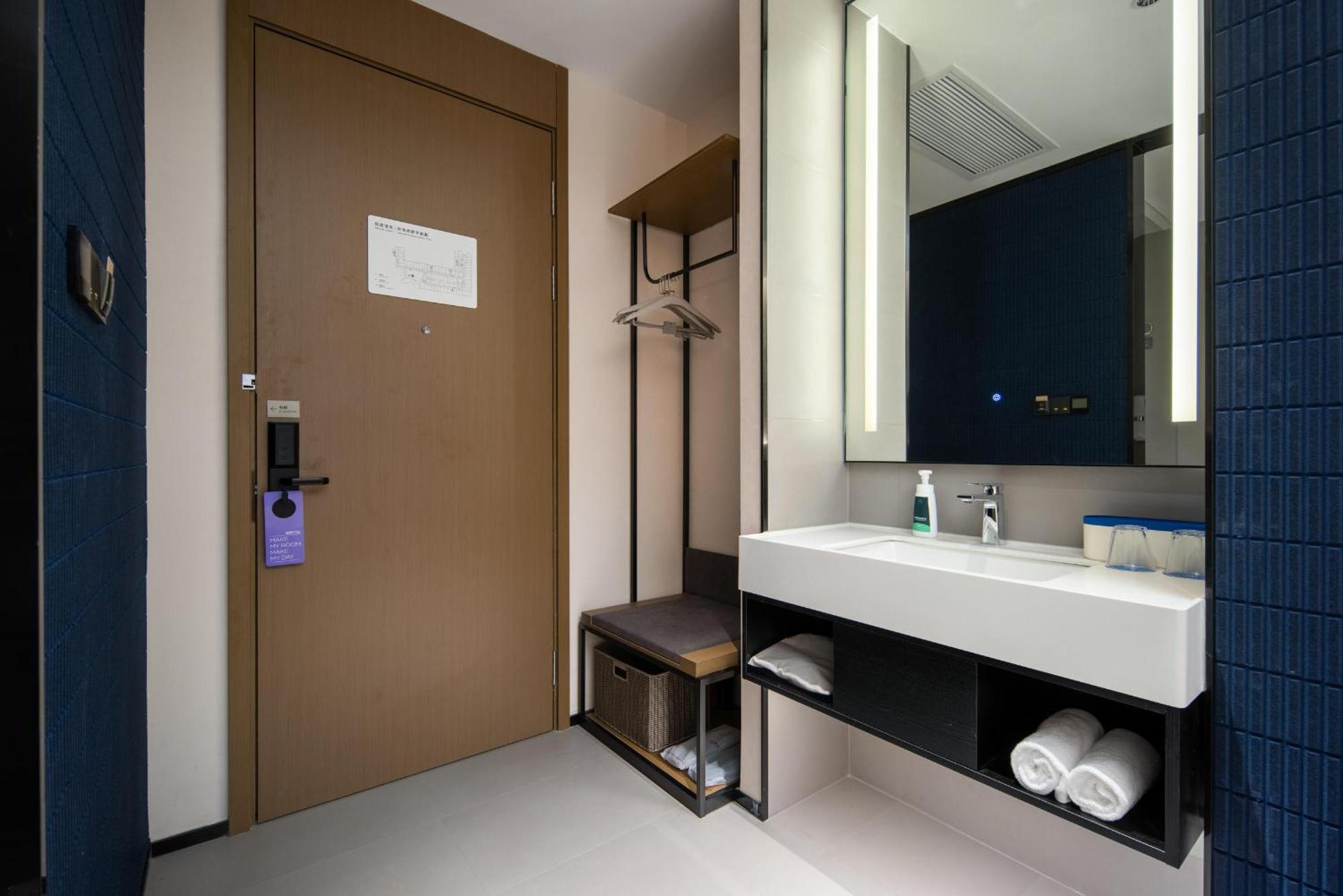 Atour Light Pazhou Exhibition Tower Subway Station Hotel 4*