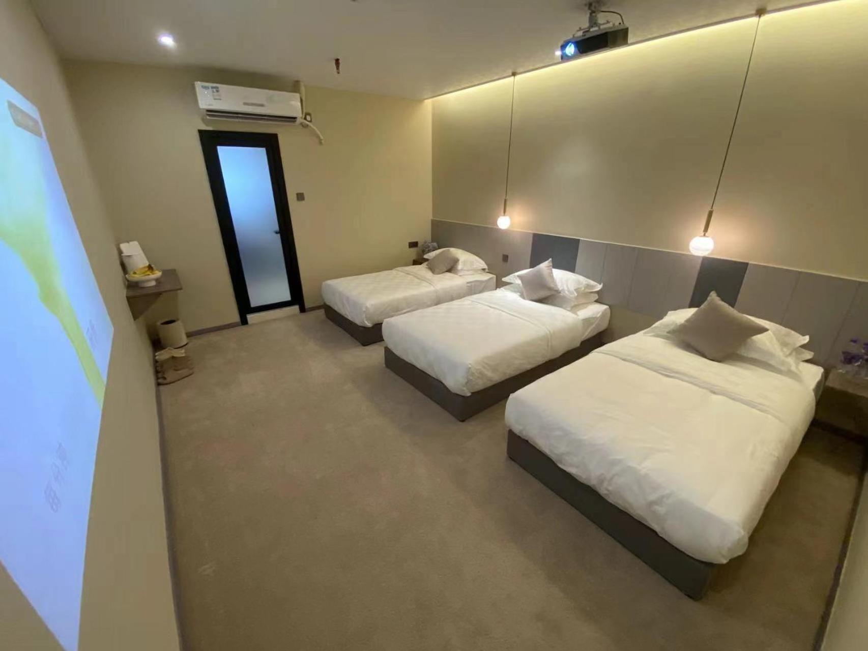 Puzzle Fenghuang New Village Subway Station Hotel