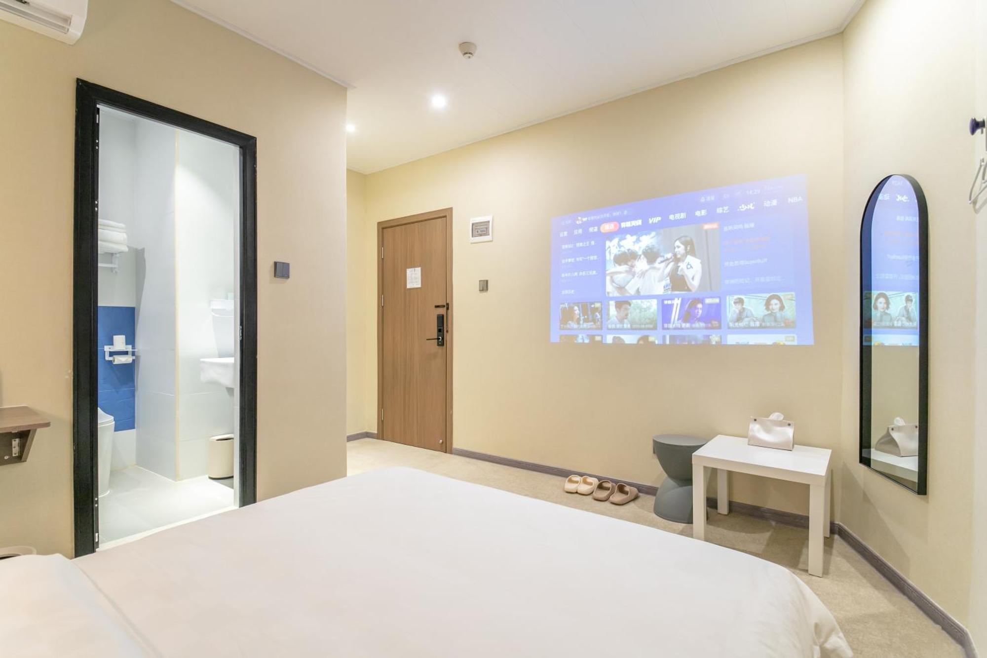 Puzzle Fenghuang New Village Subway Station Hotel *