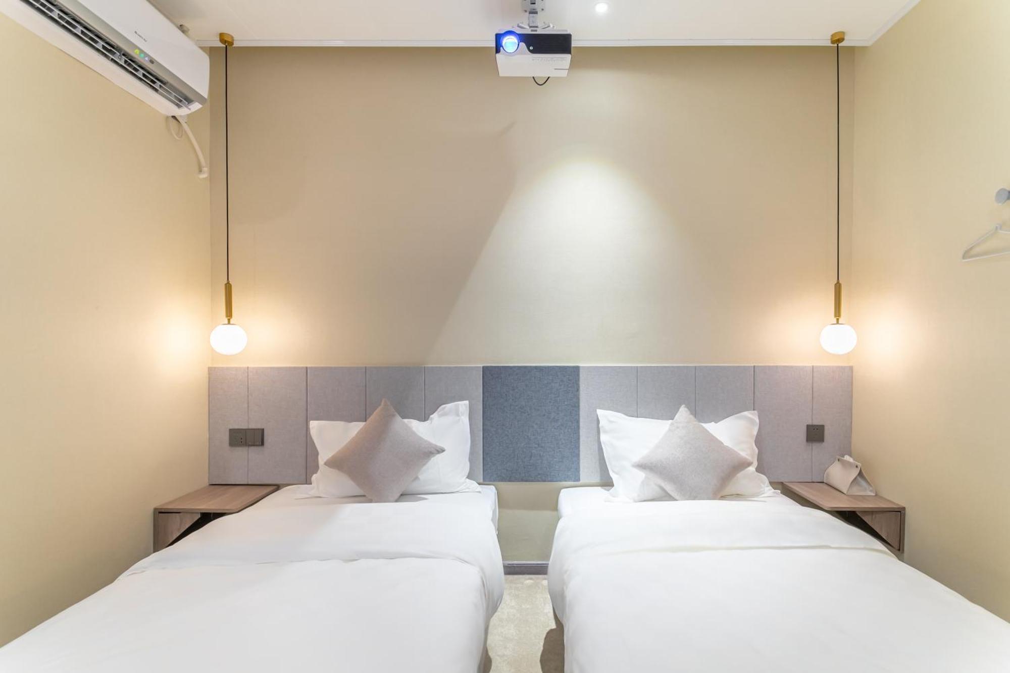 Hotel Puzzle Fenghuang New Village Subway Station *