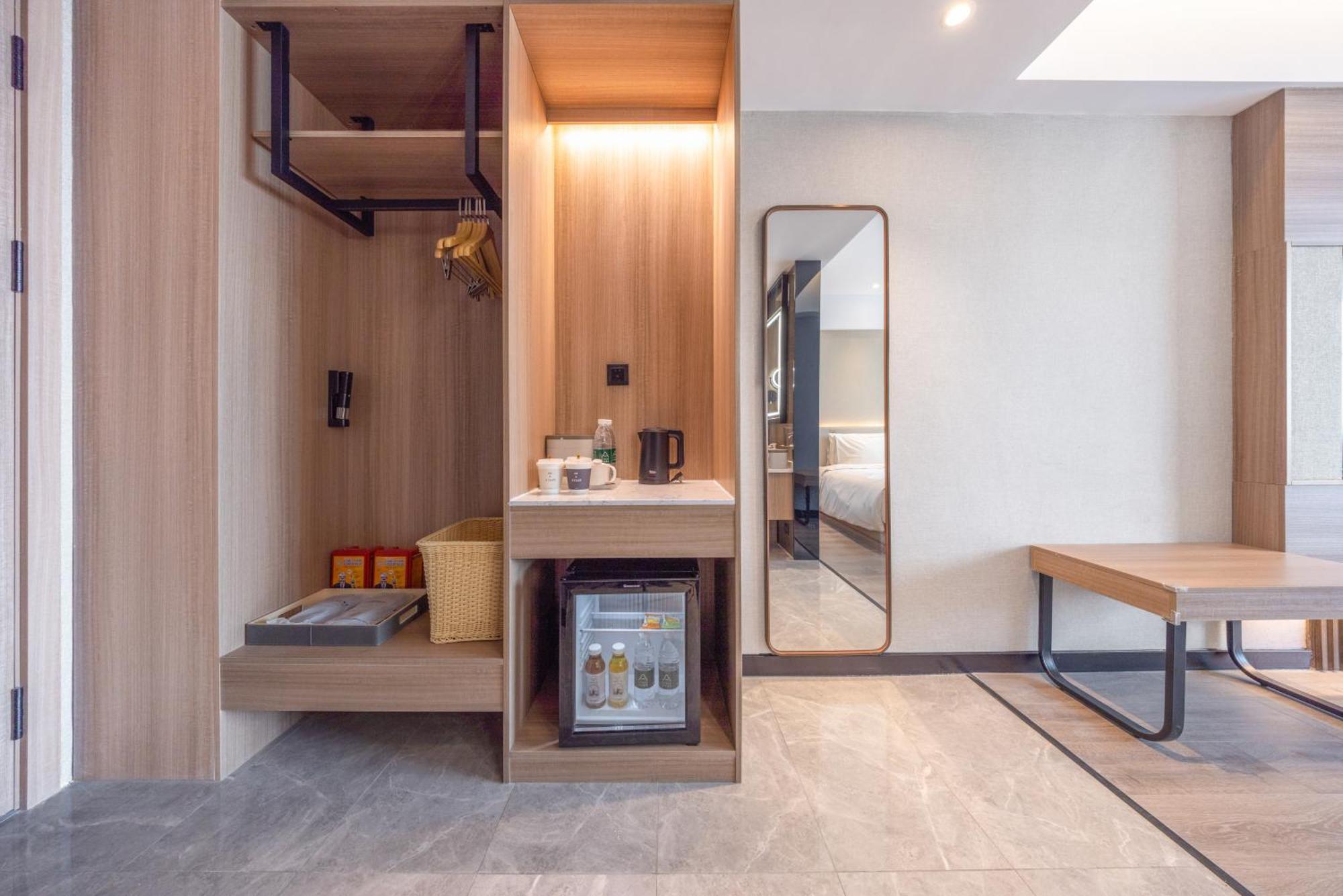 Atour X Baiyun Airport Huadong Chaoyang Road 4*