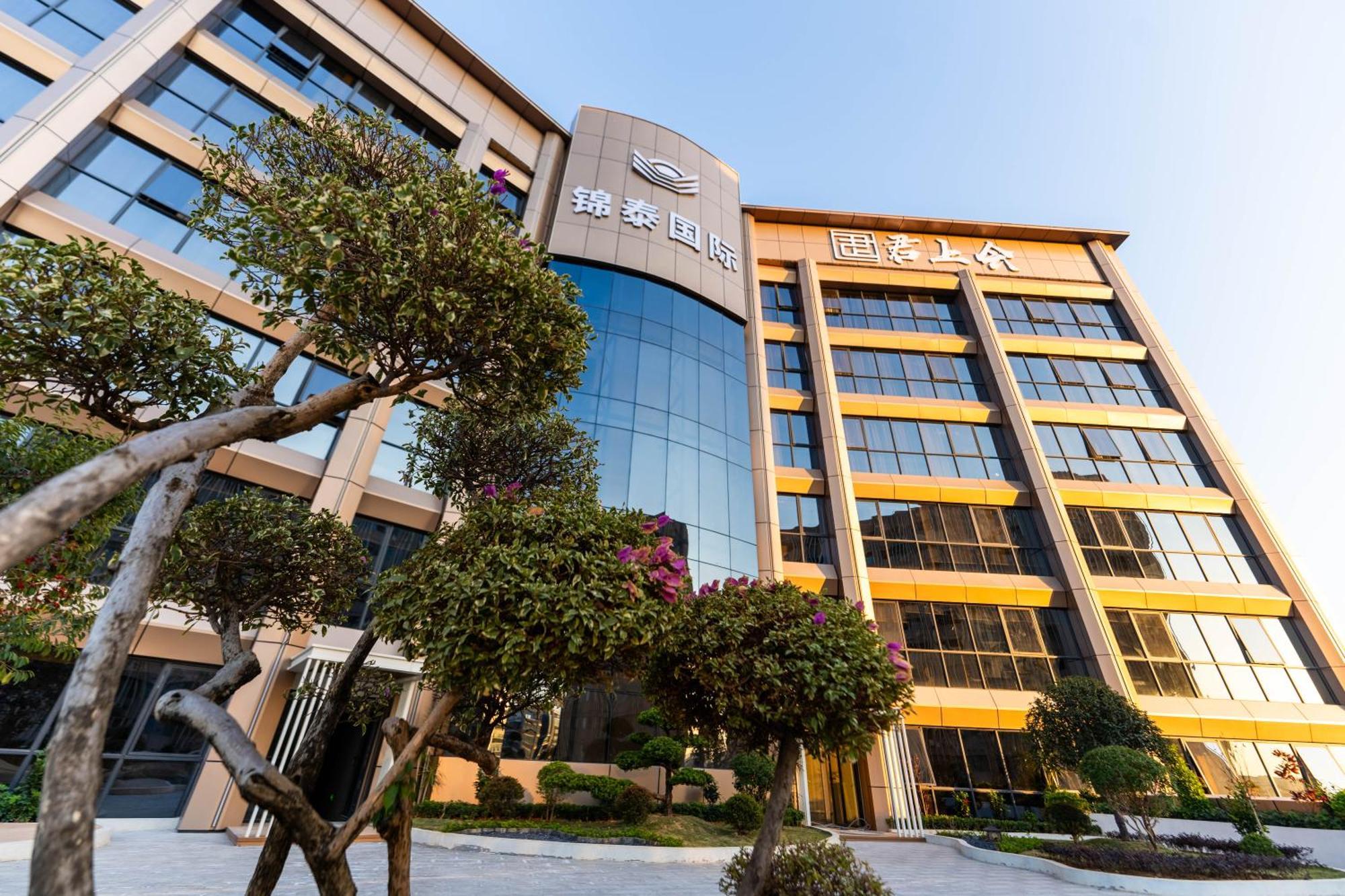 Echarm International Baiyun International Airport Qingbu Metro Branch - Free Deliver Service To Baiyun International Airport & Free Deliver Service To Fair Complex During Fair Period