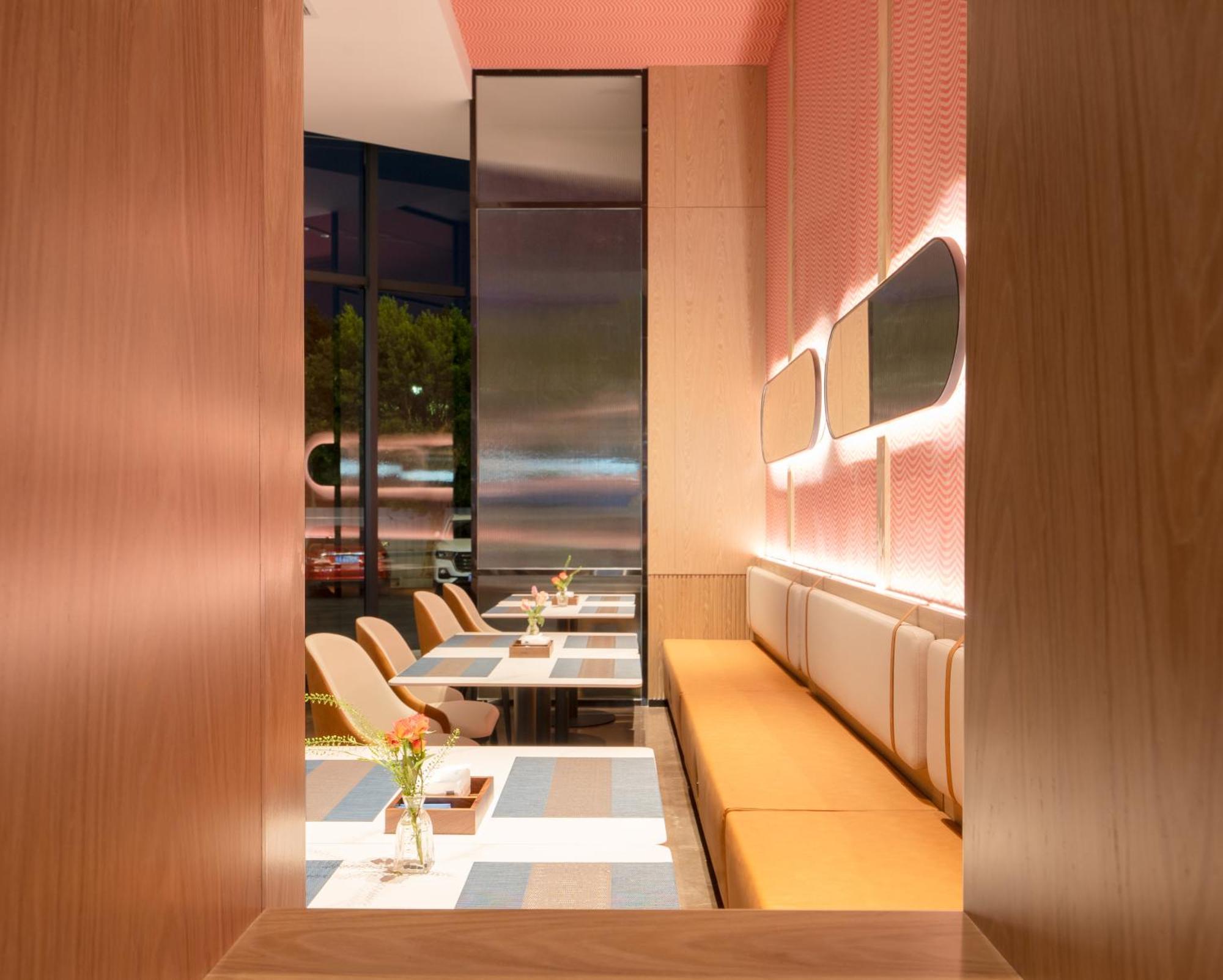 Hotel Echarm International Baiyun International Airport Qingbu Metro Branch - Free Deliver Service To Baiyun International Airport & Free Deliver Service To Fair Complex During Fair Period
