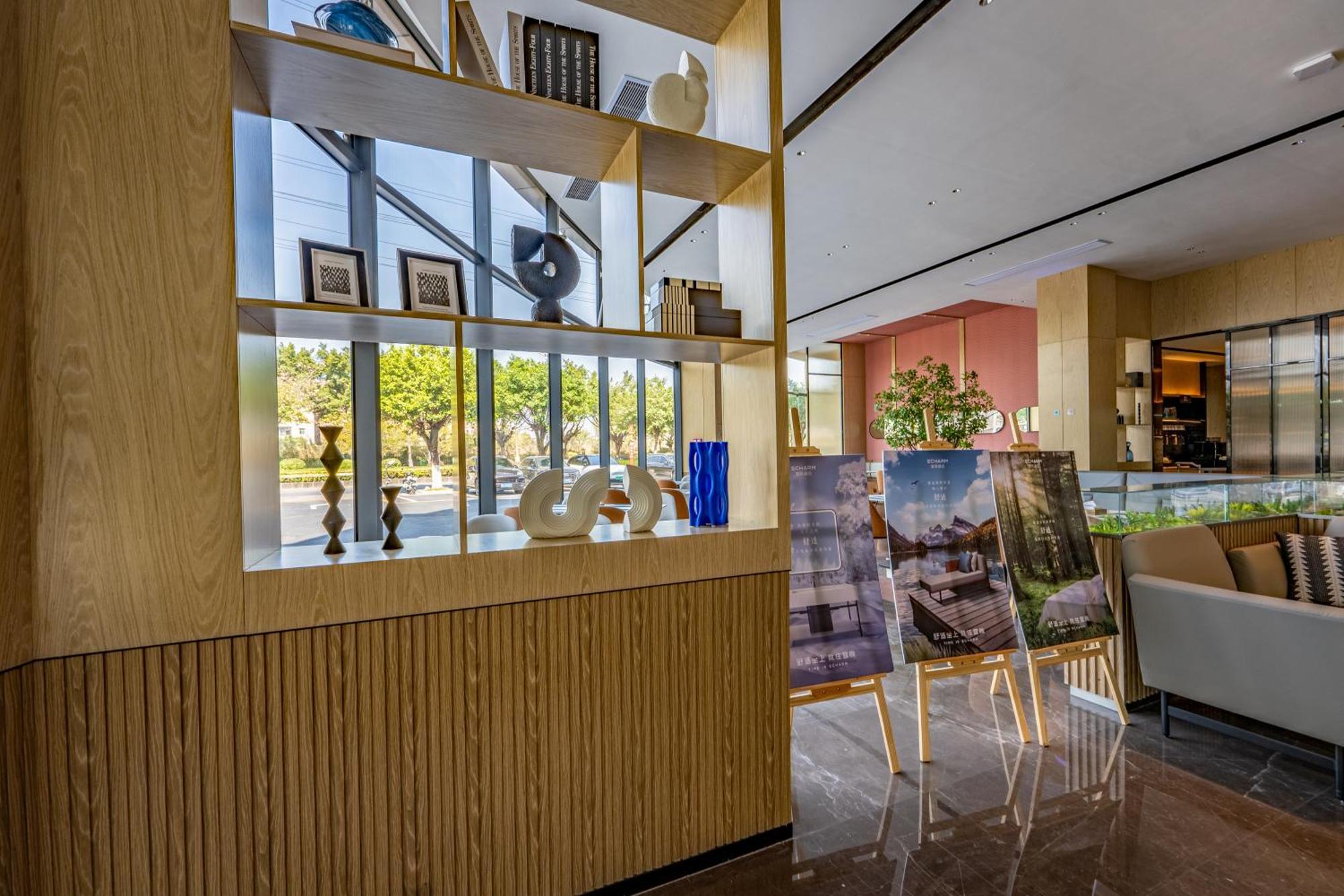 Hotel Echarm International Baiyun International Airport Qingbu Metro Branch - Free Deliver Service To Baiyun International Airport & Free Deliver Service To Fair Complex During Fair Period 4*