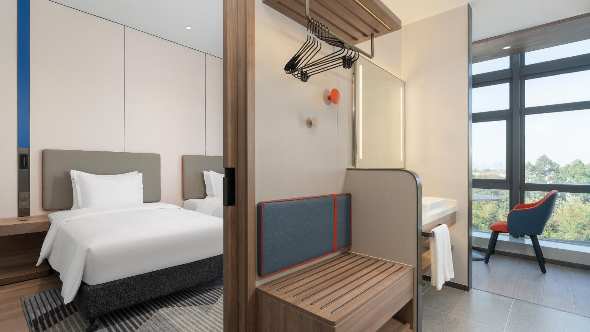 Express Town - Shuttle Service During Fair - Free Morning & Evening Transfers To Or From Fair Complex Hotel Guangzhou