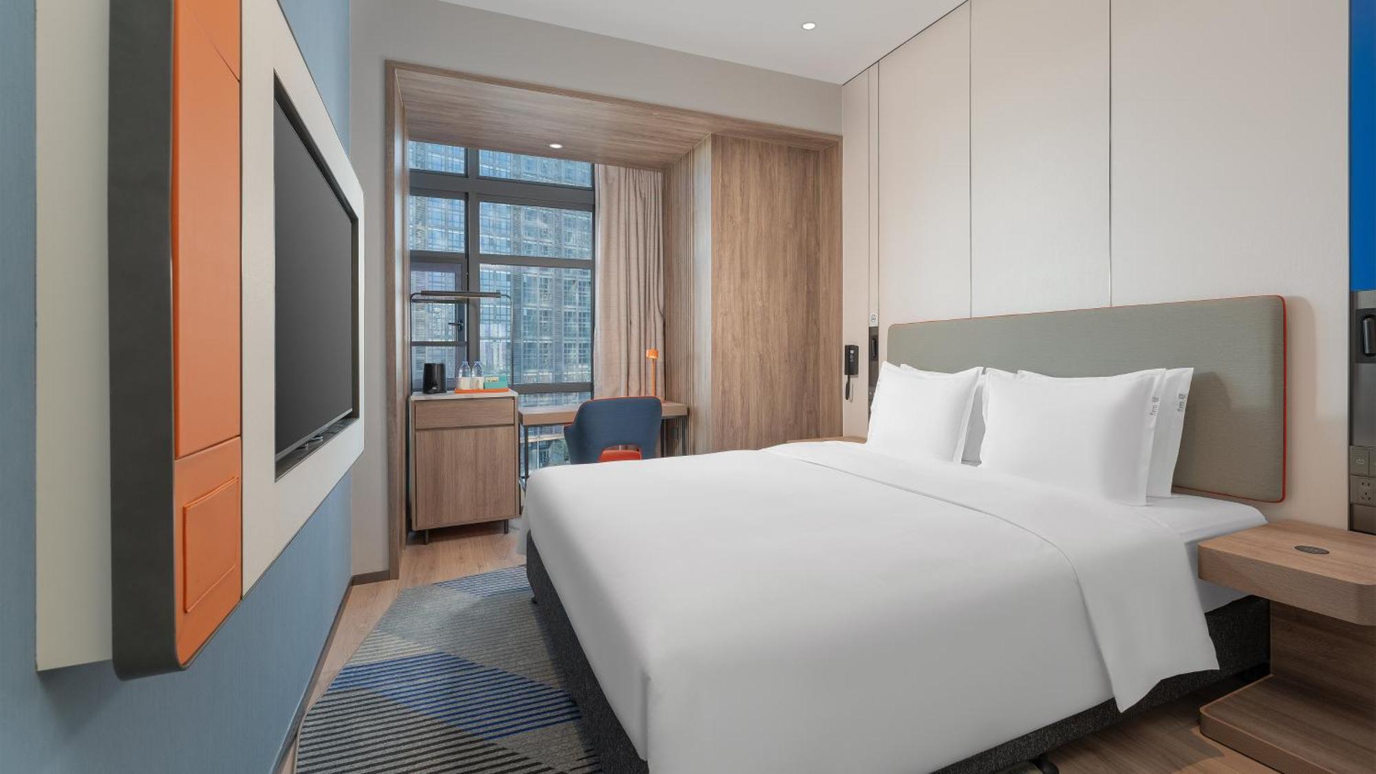 Express Town - Shuttle Service During Fair - Free Morning & Evening Transfers To Or From Fair Complex Hotel 4*