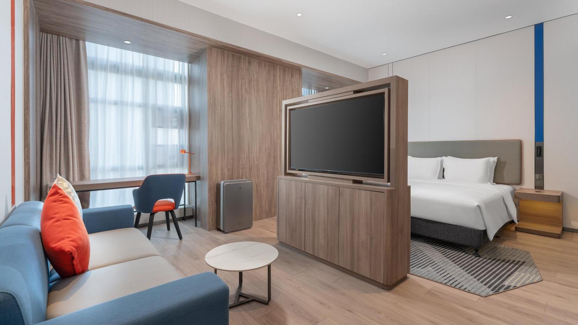 Hotel Express Town - Shuttle Service During Fair - Free Morning & Evening Transfers To Or From Fair Complex 4*