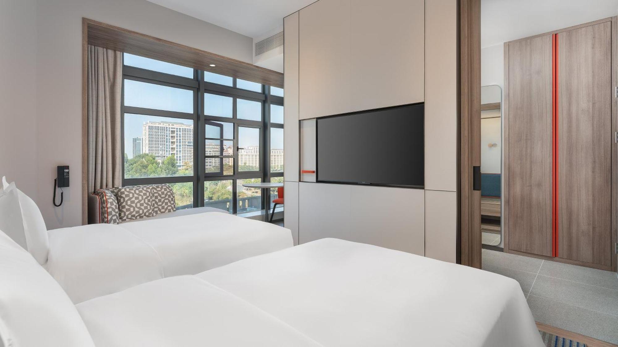 Hotel Express Town - Shuttle Service During Fair - Free Morning & Evening Transfers To Or From Fair Complex