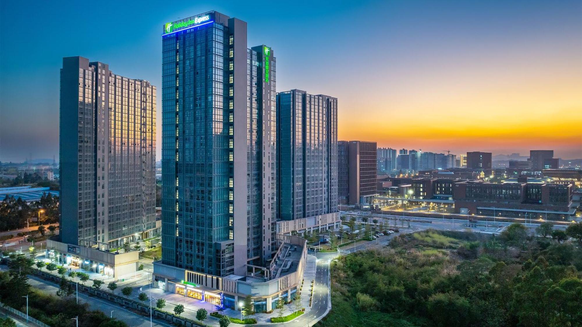 Hotel Express Town - Shuttle Service During Fair - Free Morning & Evening Transfers To Or From Fair Complex 4*