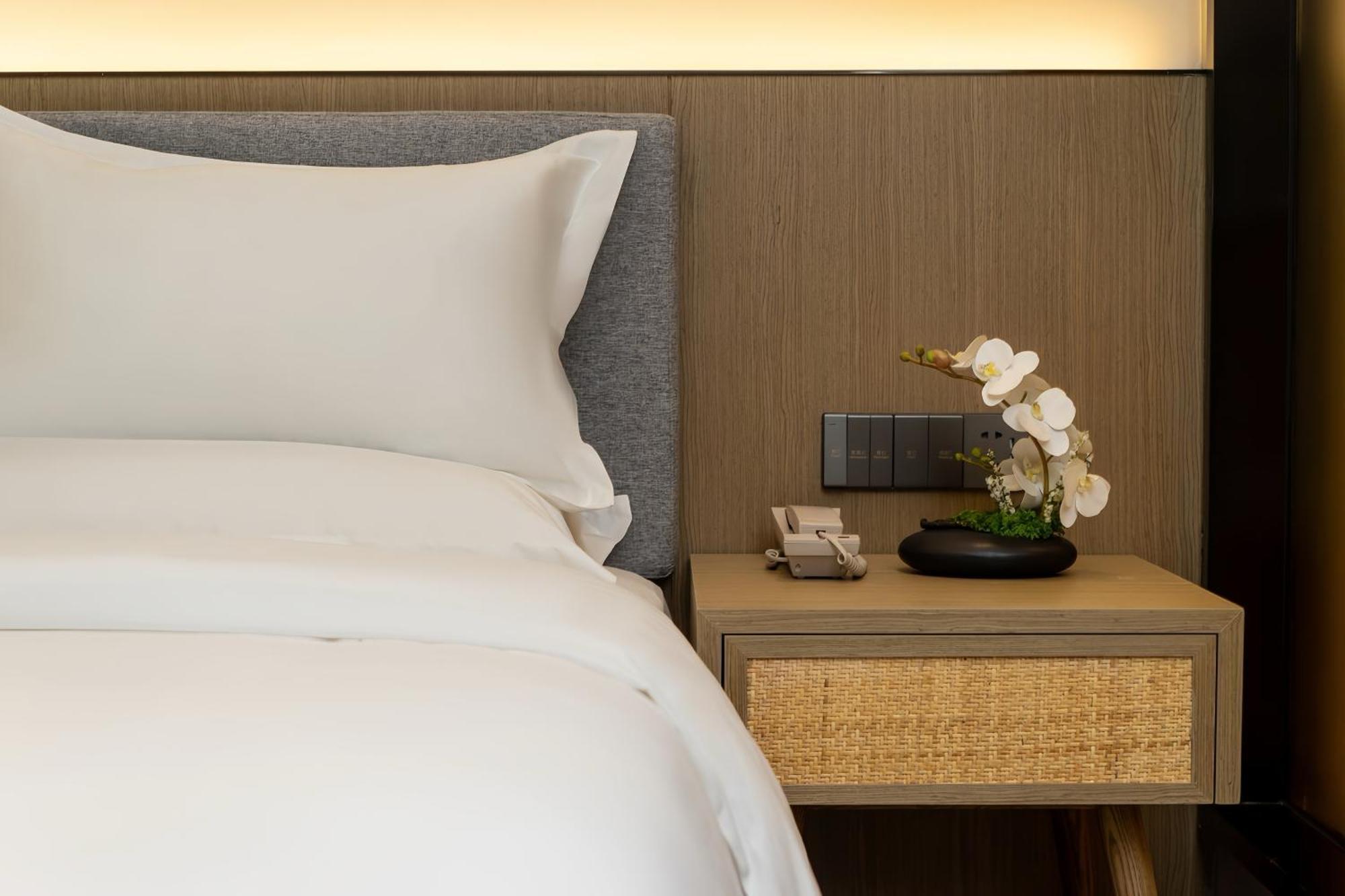Trendy Romantic Panyu Qiaonan Aoyuan Plaza Branch - Free Deliver Service To Fair Complex During Fair Period 3*