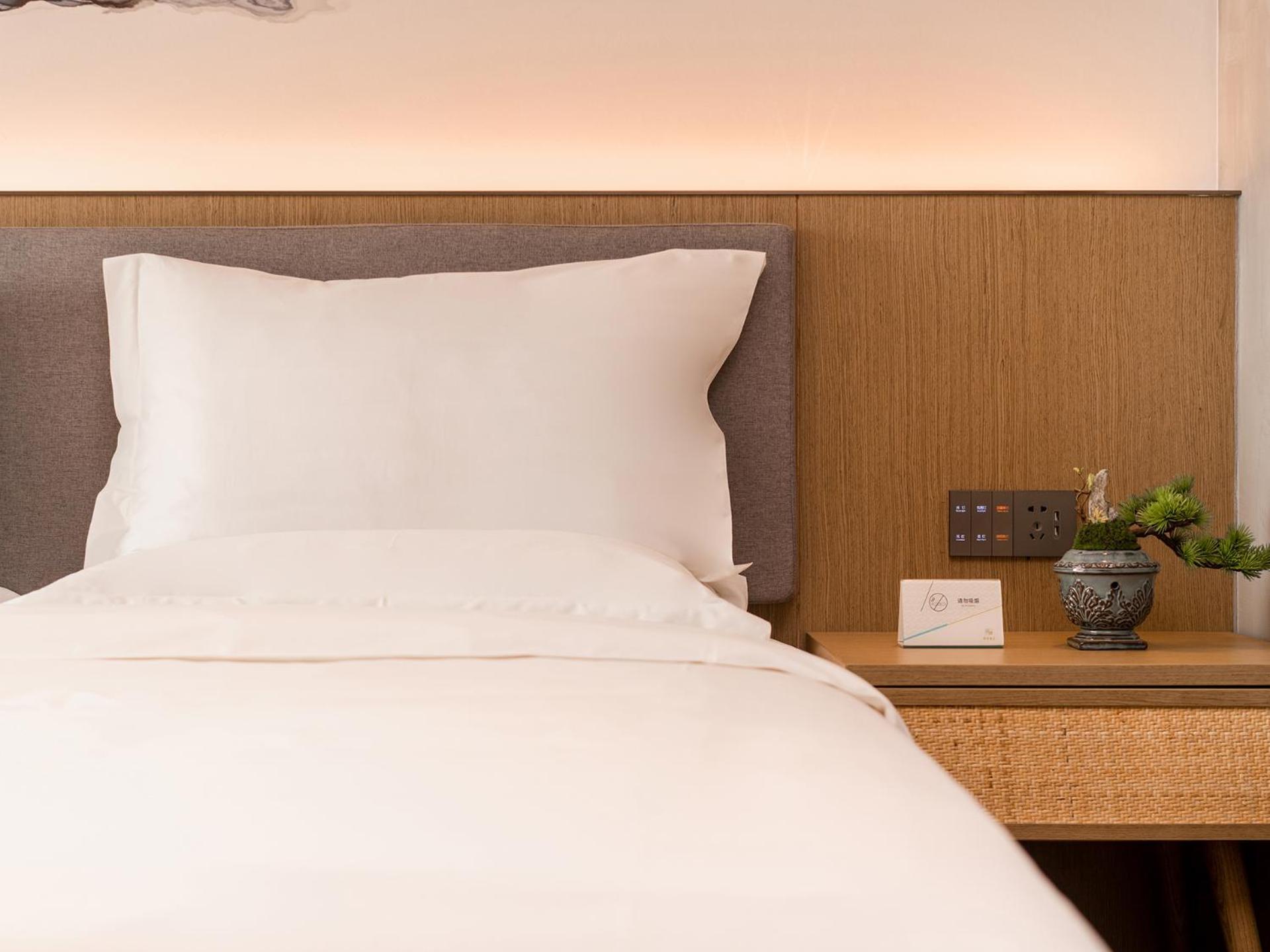 Trendy Romantic Panyu Qiaonan Aoyuan Plaza Branch - Free Deliver Service To Fair Complex During Fair Period Hotel 3*