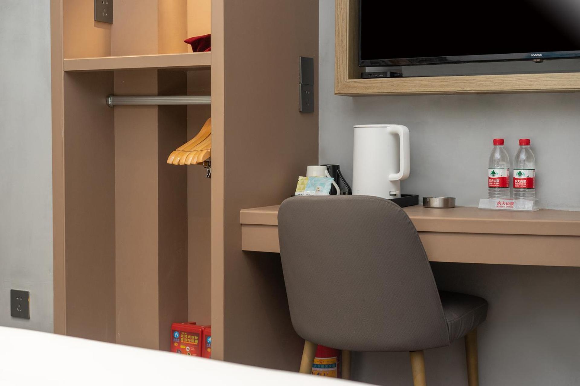 Trendy Romantic Panyu Qiaonan Aoyuan Plaza Branch - Free Deliver Service To Fair Complex During Fair Period Hotel