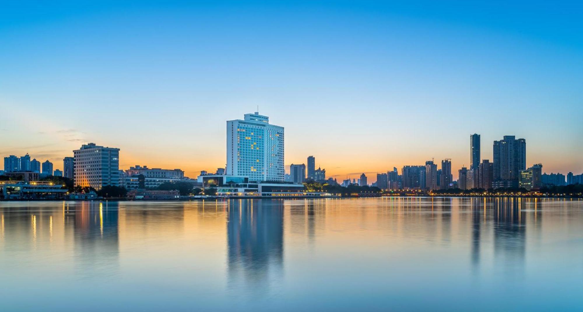 White Swan Hotel 5*