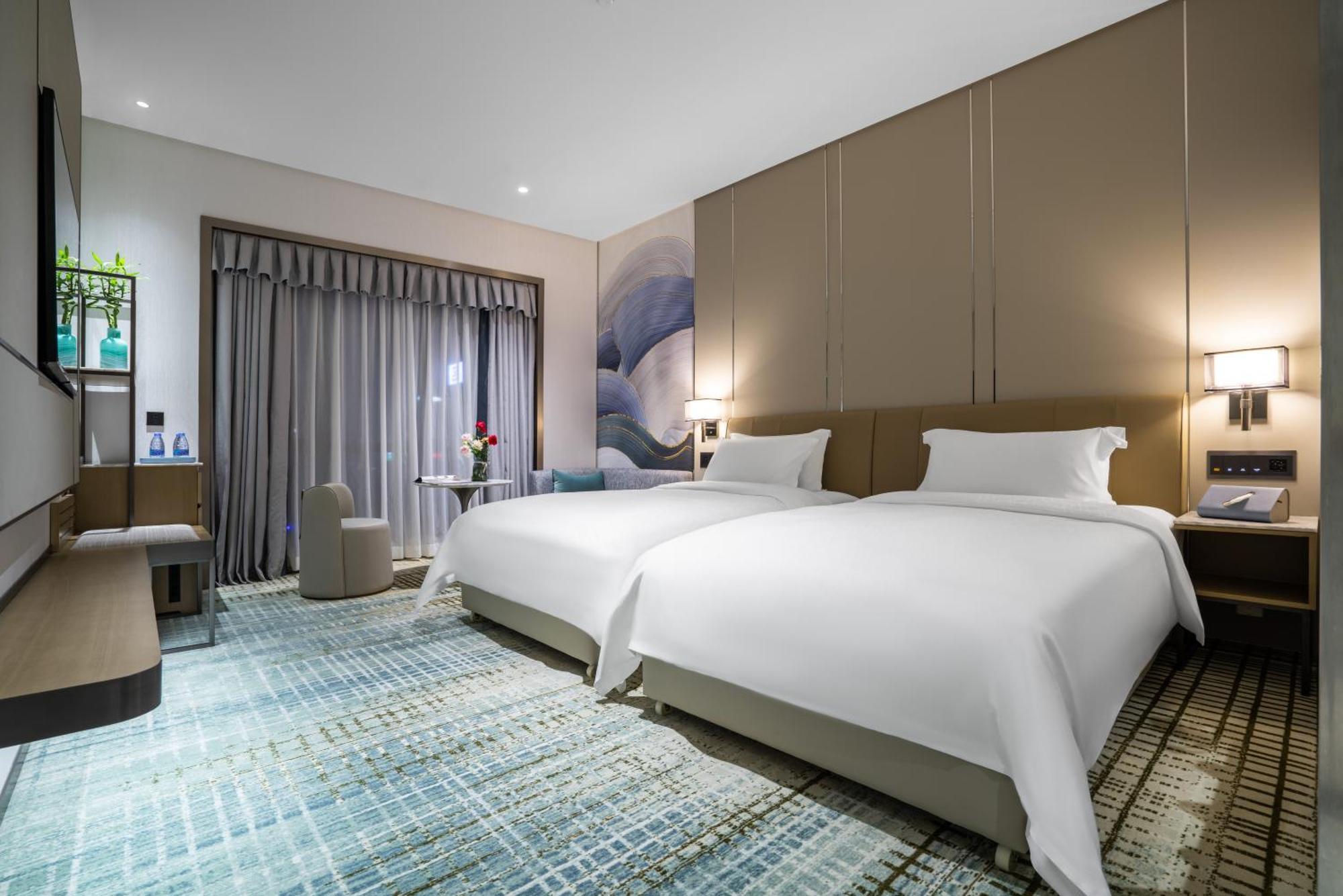 Victoria Zhujiang New Town - Free Shuttle Bus During Fair Period Hotel 4*