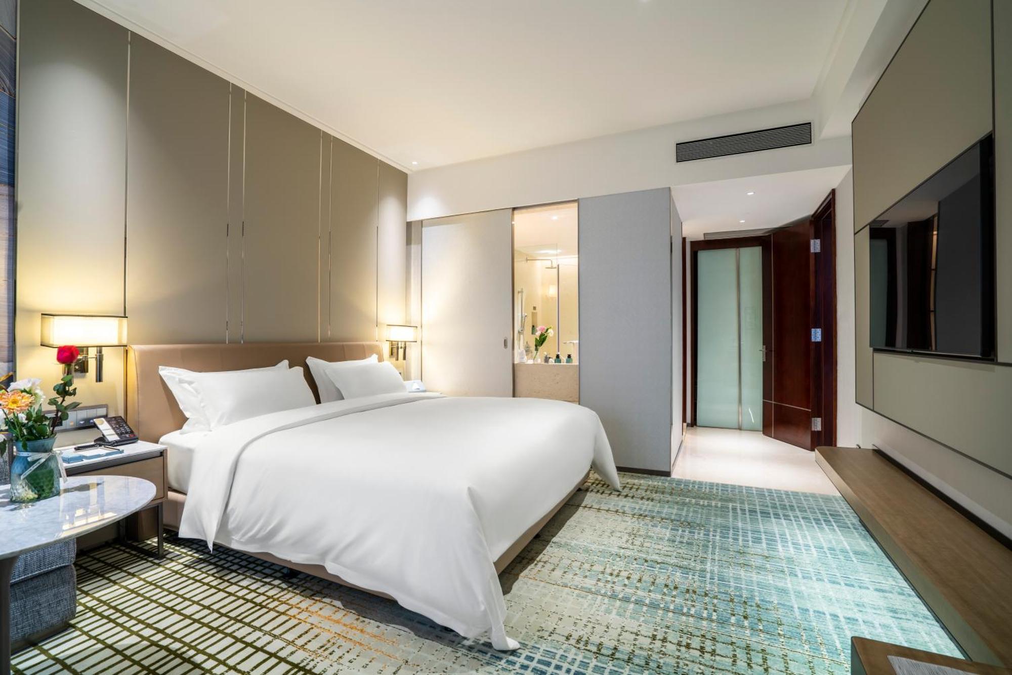 Hotel Victoria Zhujiang New Town - Free Shuttle Bus During Fair Period 4*
