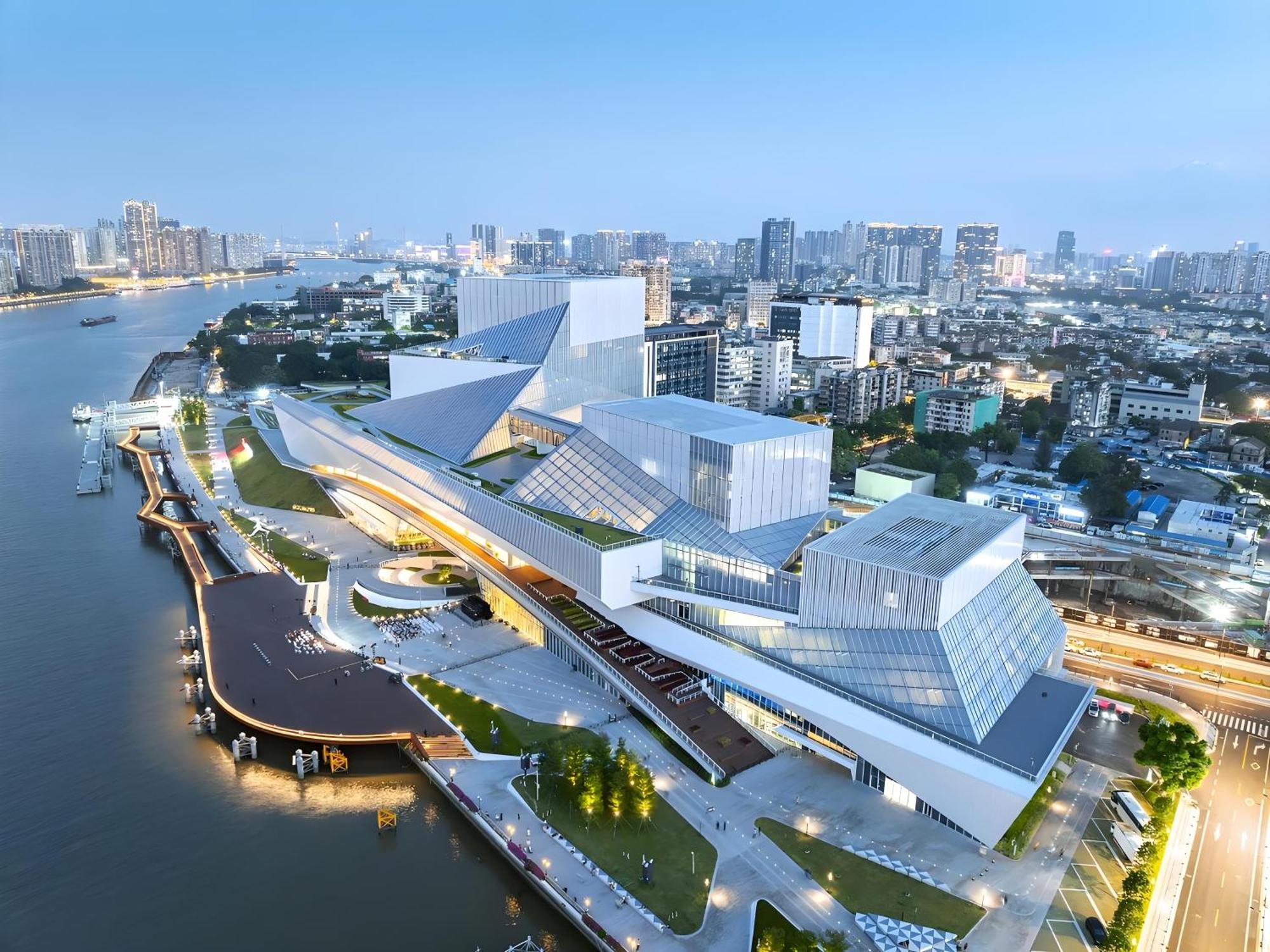 Hotel Lan Wan - Yongqing Walking Street&shamian Island Scenic Spot Branch- Exit F Towards Shamian Island At Huangsha Metro Trf Stop Of Line 1&line 6--airport Pick-up Service Canton