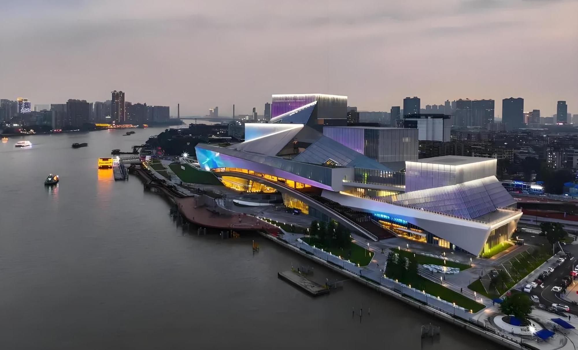 Lan Wan - Yongqing Walking Street&shamian Island Scenic Spot Branch- Exit F Towards Shamian Island At Huangsha Metro Trf Stop Of Line 1&line 6--airport Pick-up Service 4*
