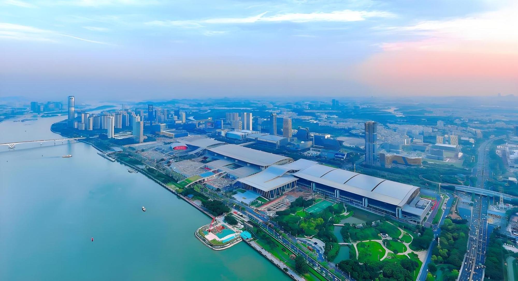 Hotel Lan Wan - Yongqing Walking Street&shamian Island Scenic Spot Branch- Exit F Towards Shamian Island At Huangsha Metro Trf Stop Of Line 1&line 6--airport Pick-up Service