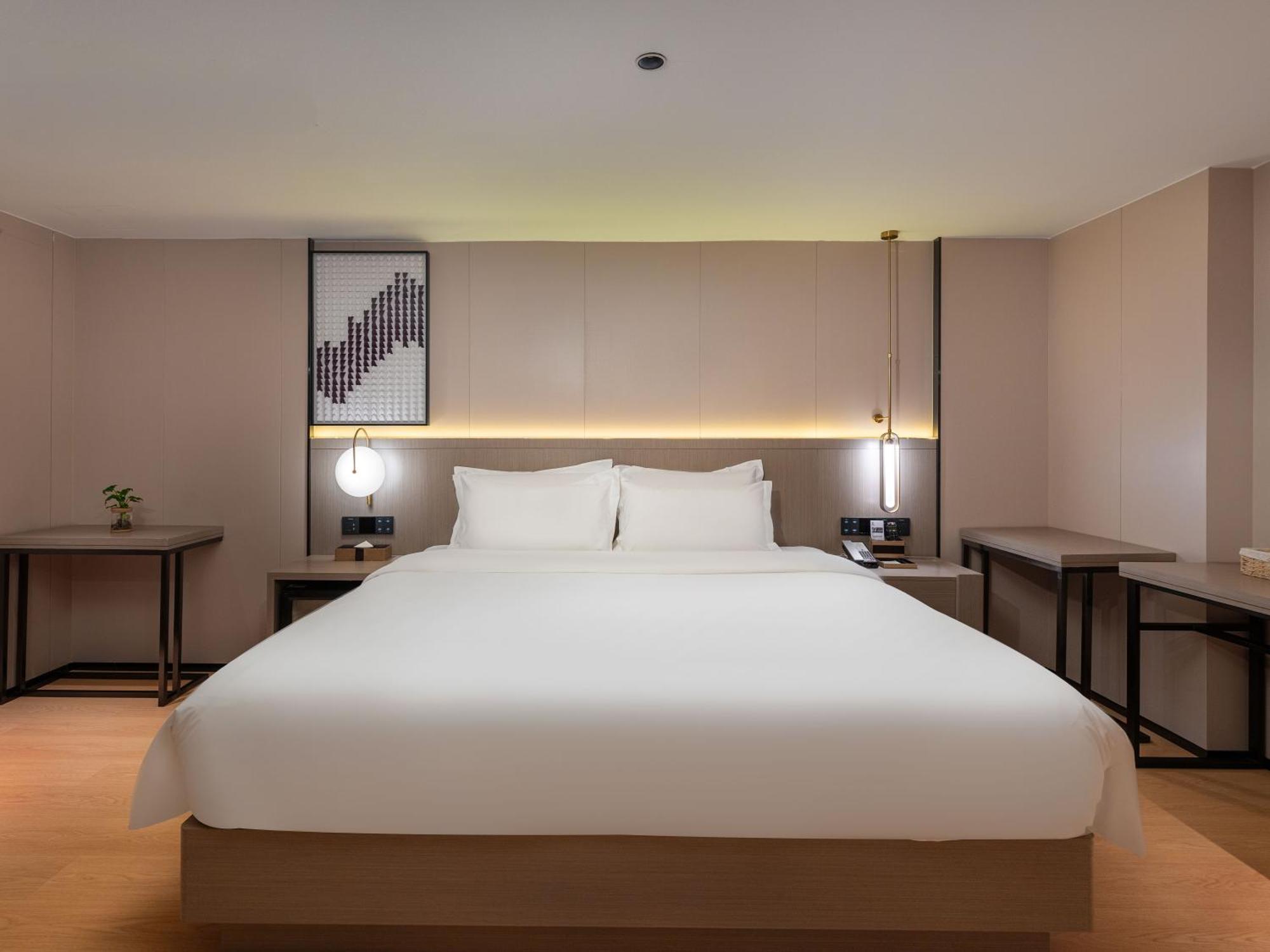 Lavande International Taikoo Hui Square Shipaiqiao Metro Station Branch - Free Shuttle Bus To Fair Complex During Fair Period & Free Vpn Internet Access Hotel