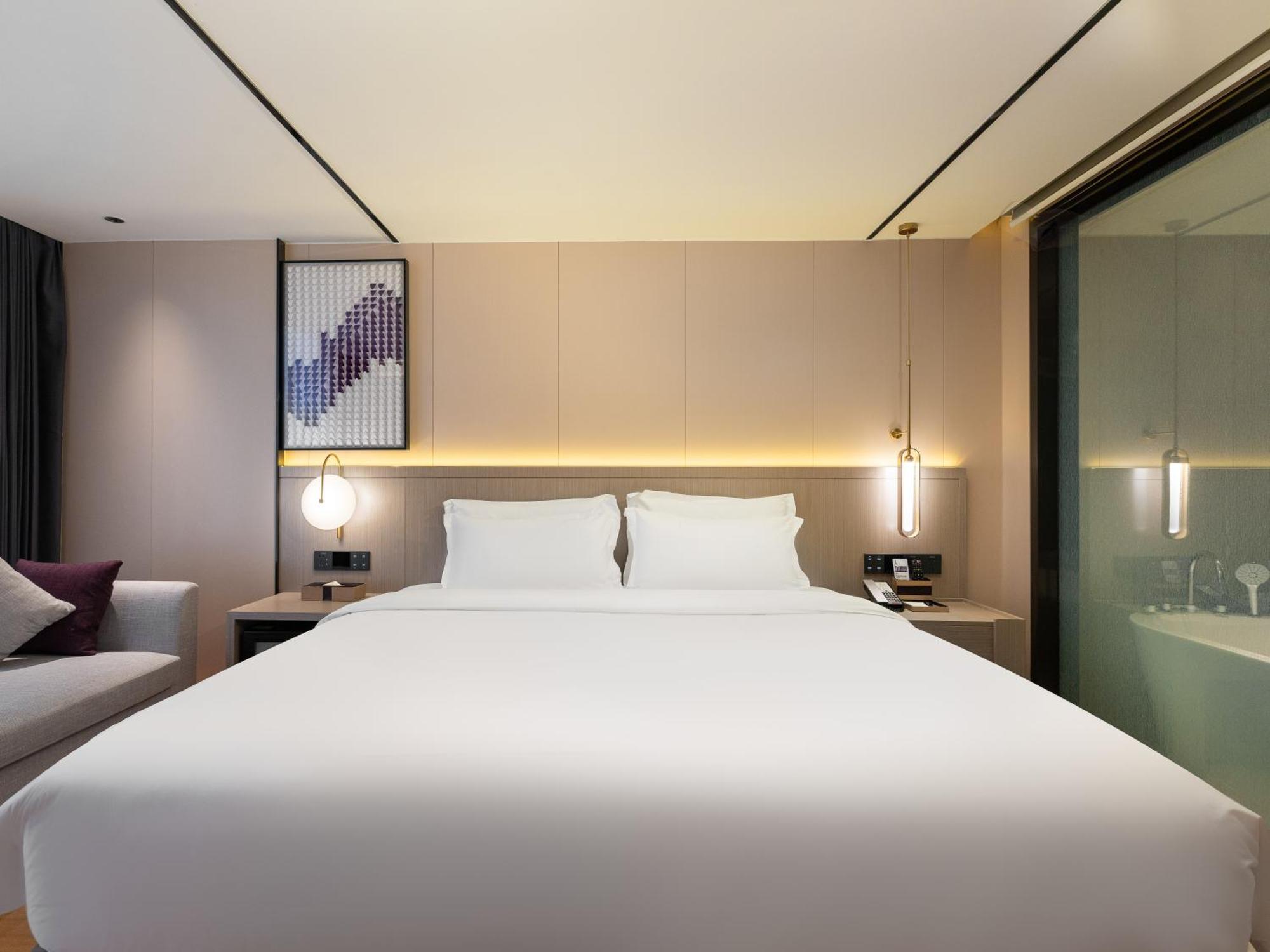 Lavande International Taikoo Hui Square Shipaiqiao Metro Station Branch - Free Shuttle Bus To Fair Complex During Fair Period & Free Vpn Internet Access Hotel 4*