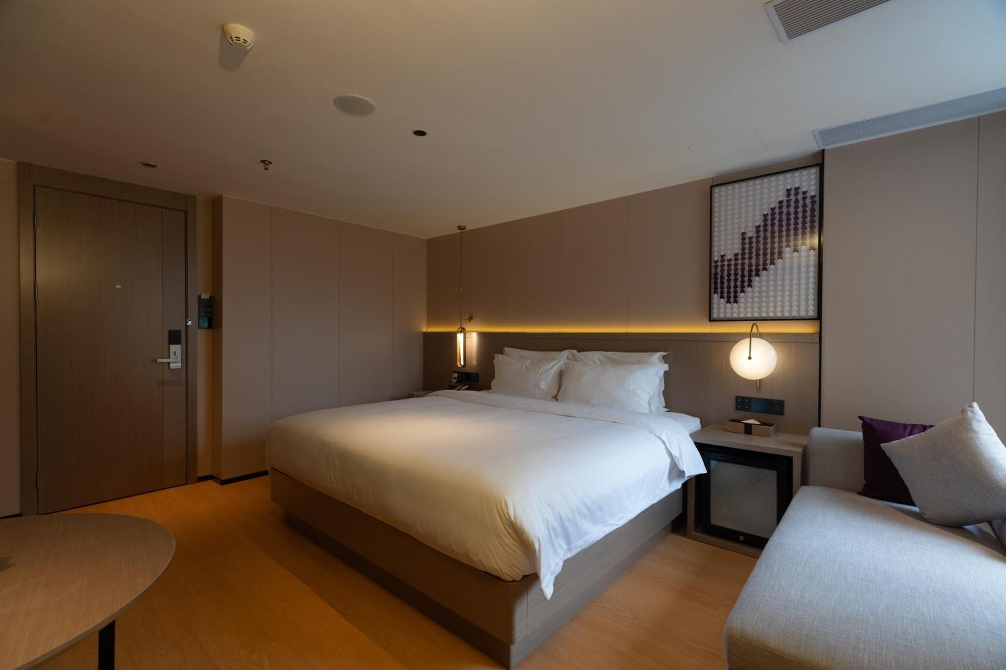 Lavande International Taikoo Hui Square Shipaiqiao Metro Station Branch - Free Shuttle Bus To Fair Complex During Fair Period & Free Vpn Internet Access Hotel 4*