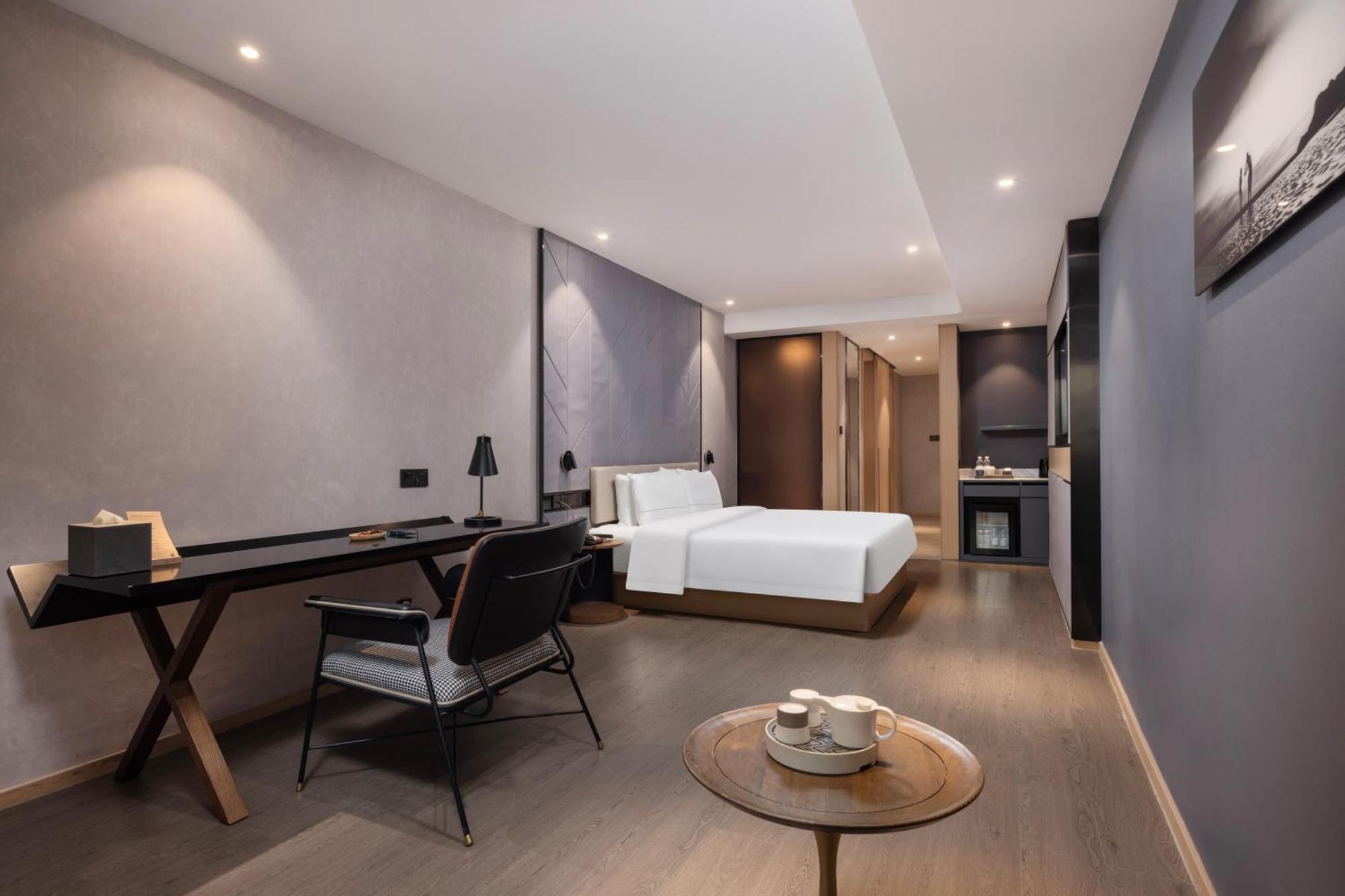 Hotel Atour Gangding Metro Station Taikoo Hui Tianhe --- Free Shuttle Bus Service Between Fair And During The Fair 5*