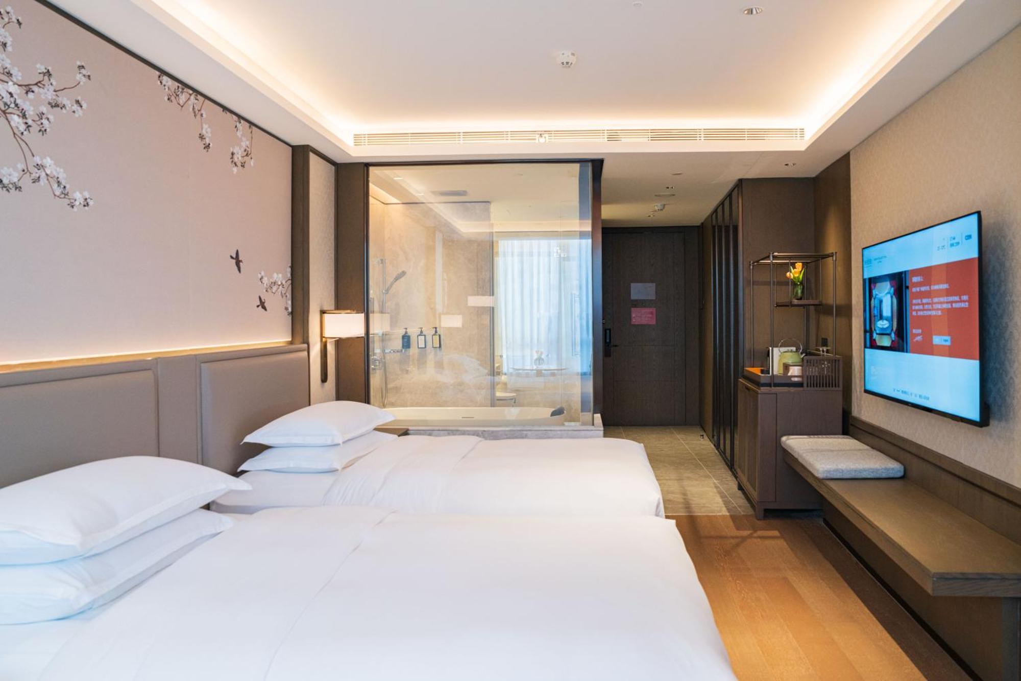 Hotel Yuexiu Guangzhou, Curio Collection By Hilton-free Shuttle Between And Exhibition Center During Fair Period & Exhibitor Registration Counter & Halal Food Guangzhou