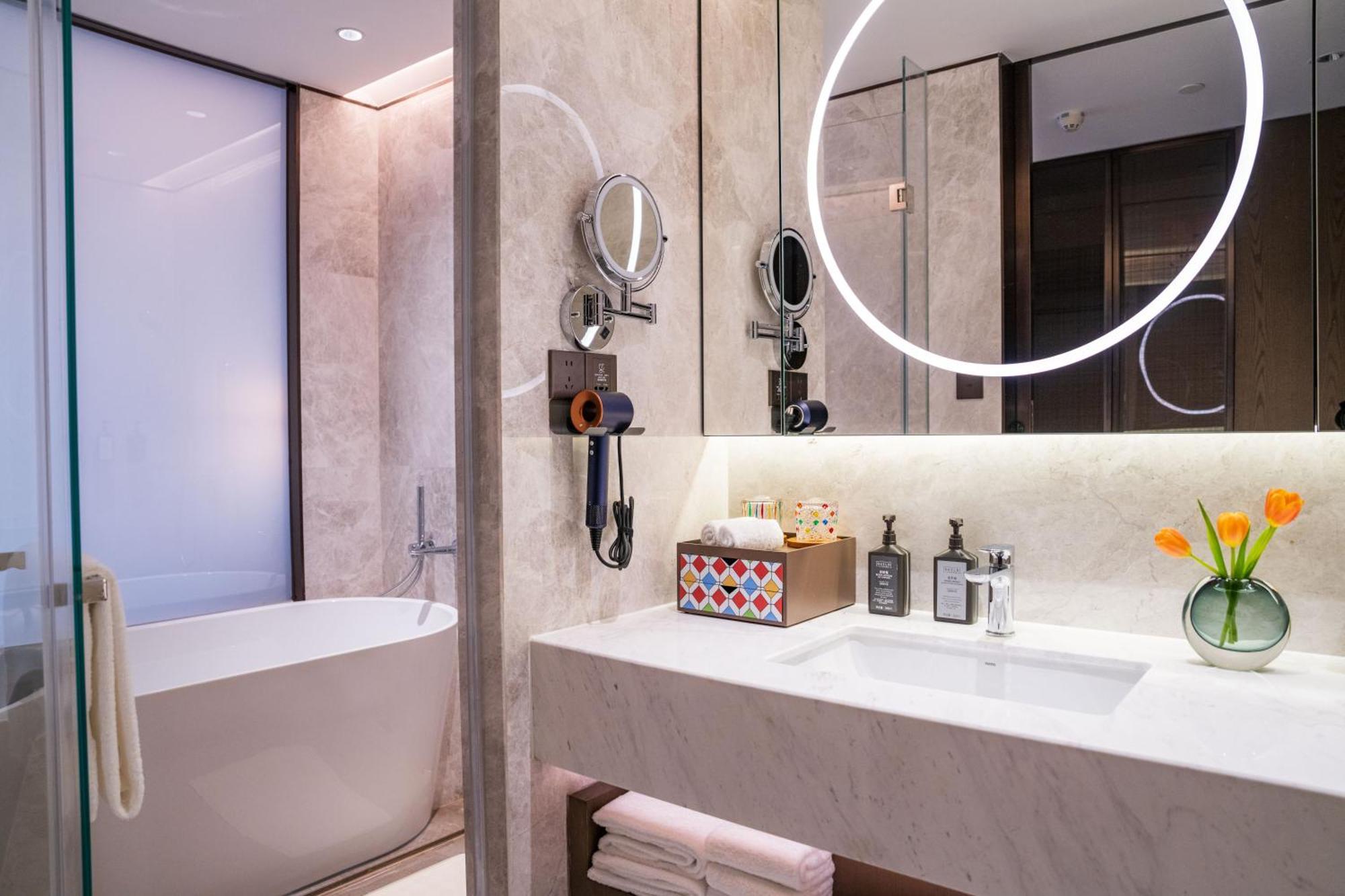 Hotel Yuexiu Guangzhou, Curio Collection By Hilton-free Shuttle Between And Exhibition Center During Fair Period & Exhibitor Registration Counter & Halal Food