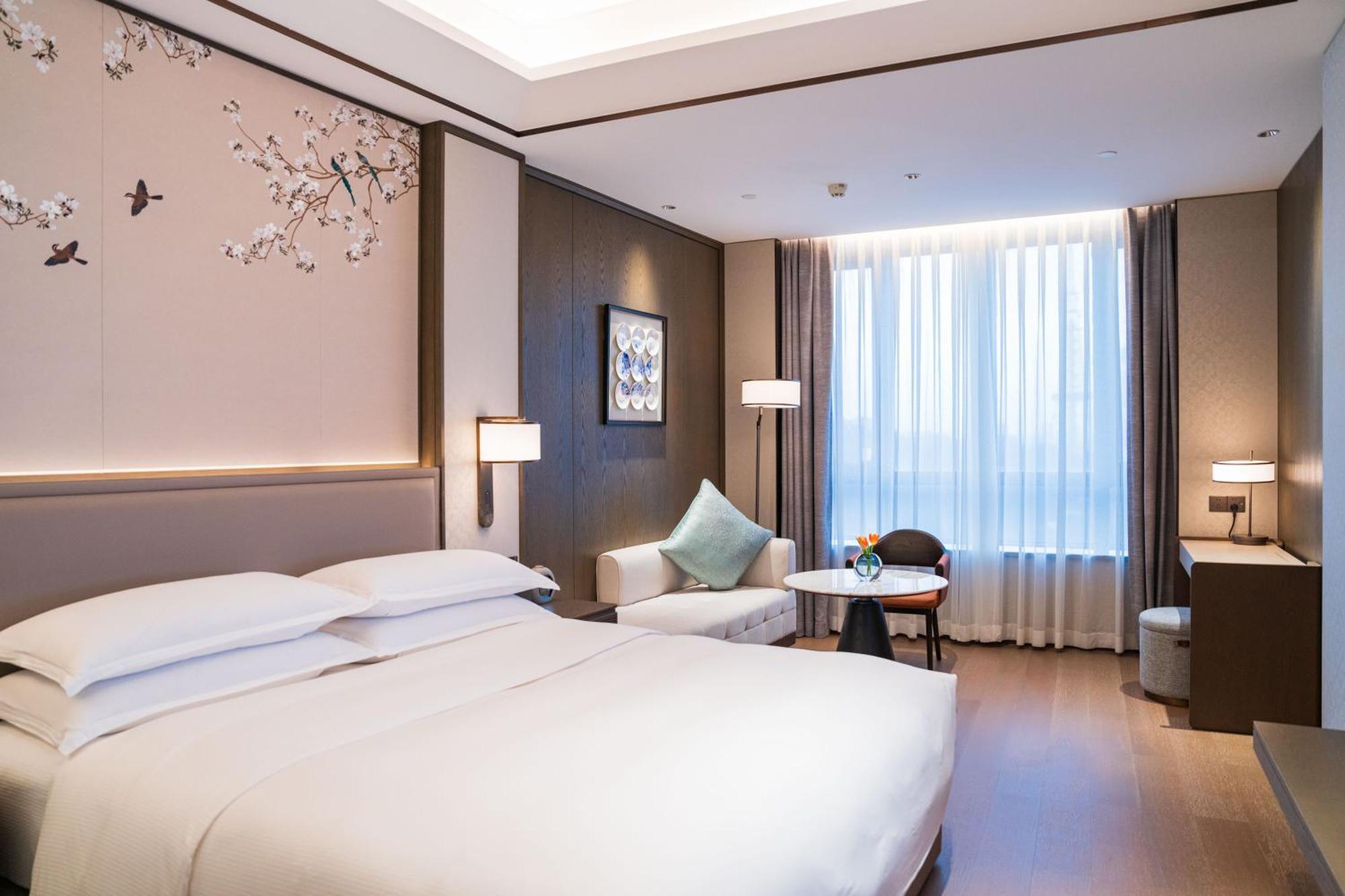 Yuexiu Guangzhou, Curio Collection By Hilton-free Shuttle Between And Exhibition Center During Fair Period & Exhibitor Registration Counter & Halal Food Hotel
