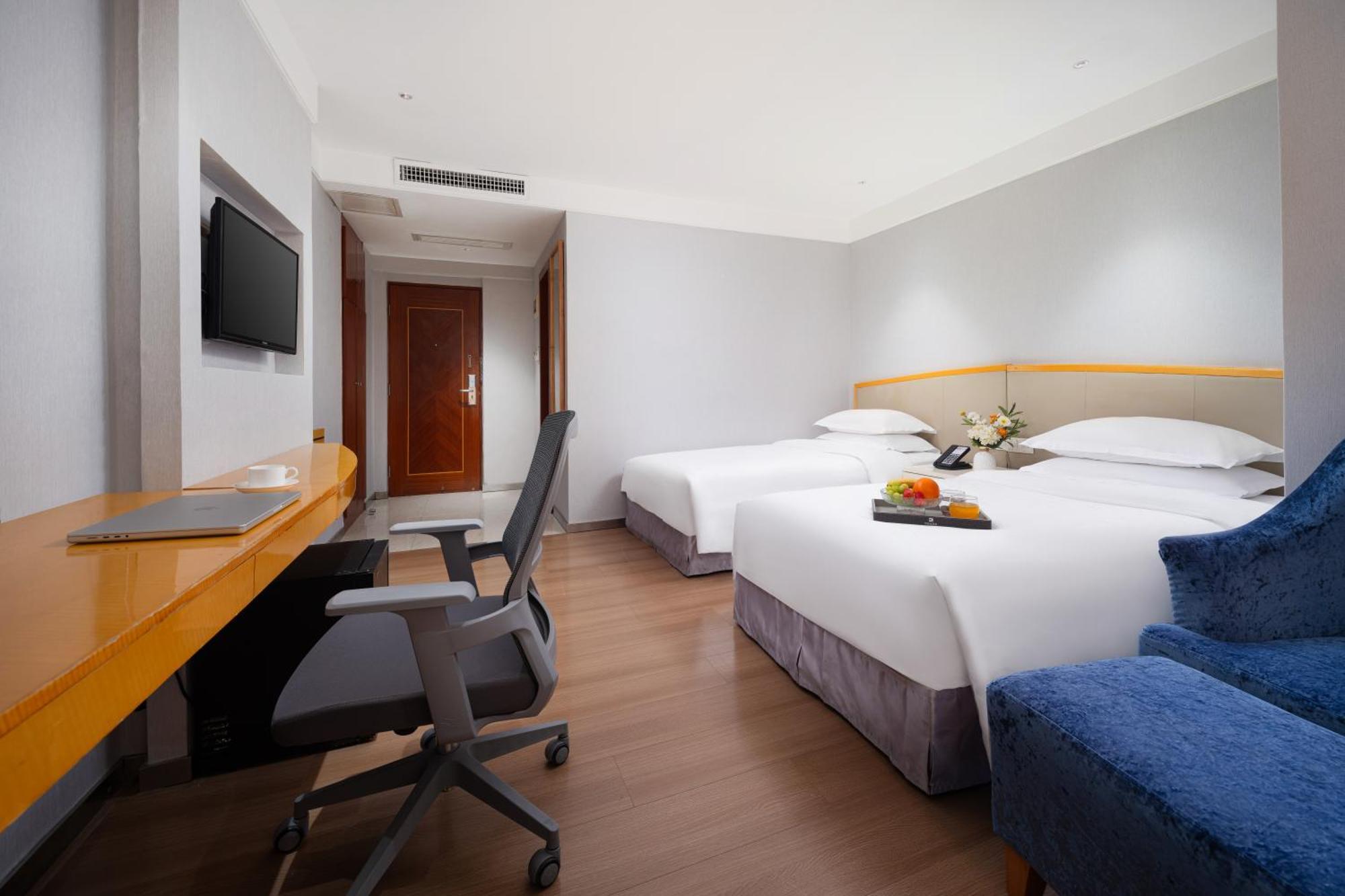 Kaiserdom Hotel: Tower Views & Fair Shuttle Service Guangzhou