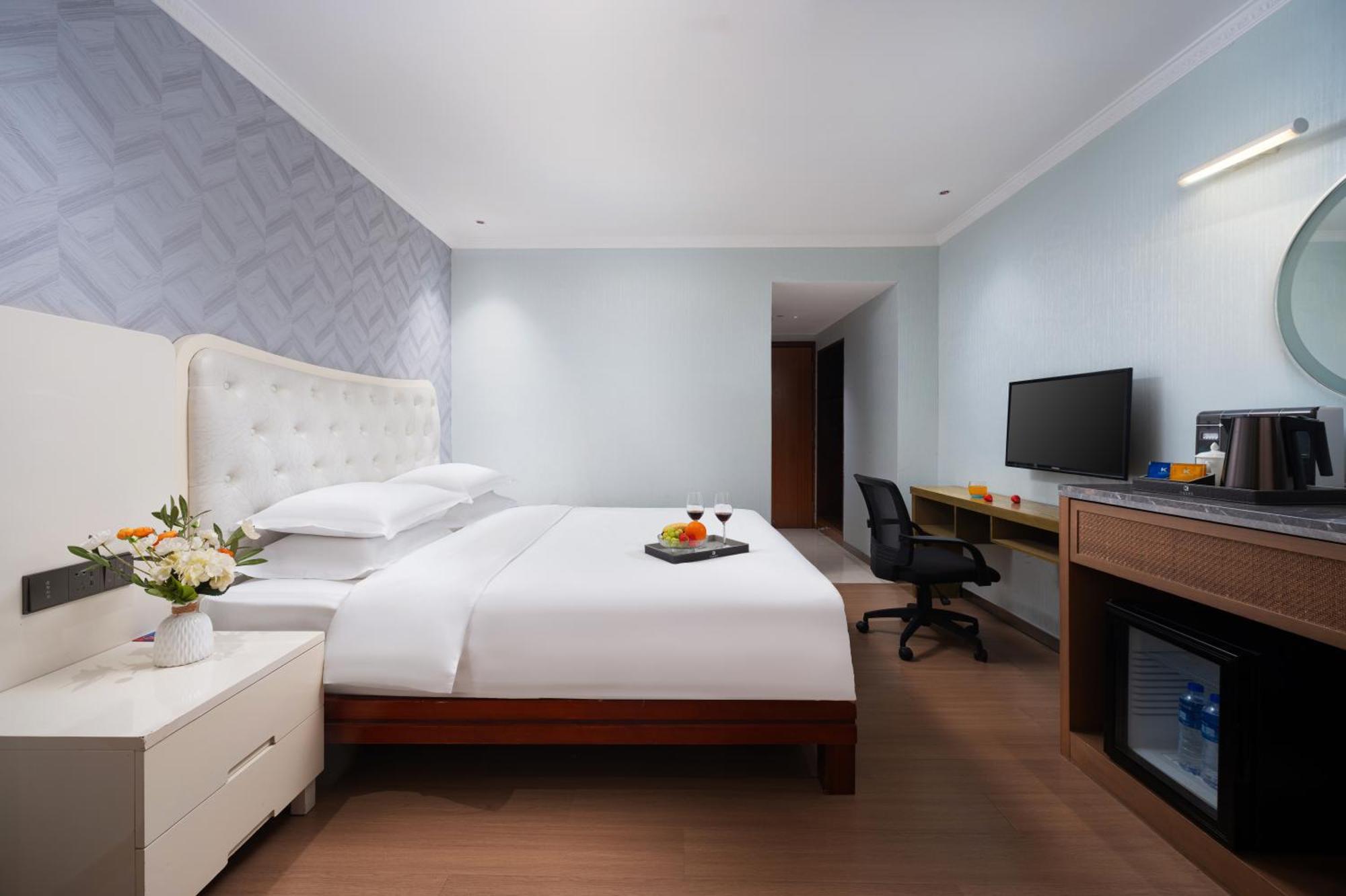 Kaiserdom Hotel: Tower Views & Fair Shuttle Service