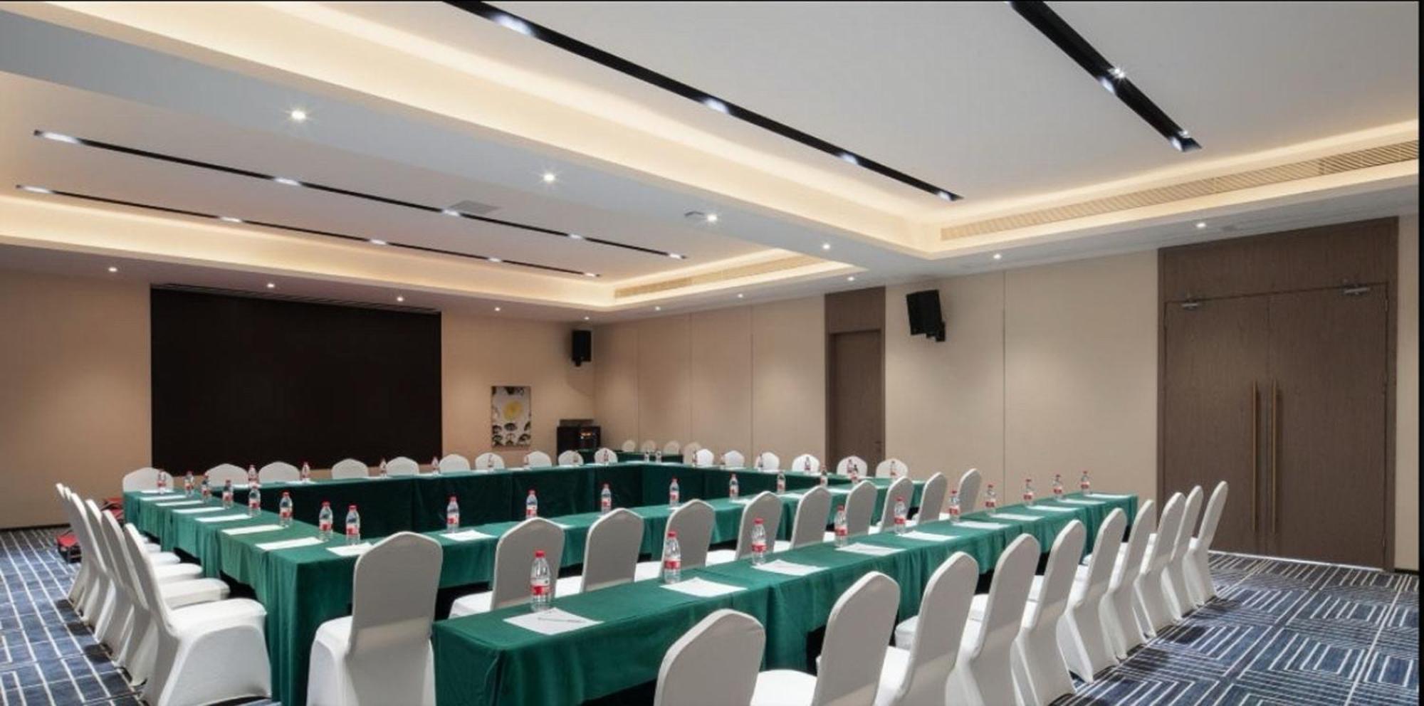 Hotel Echarm International Ouzhuang Metro Station Branch - Free Deliver Service To Fair Complex During Fair Period 4*