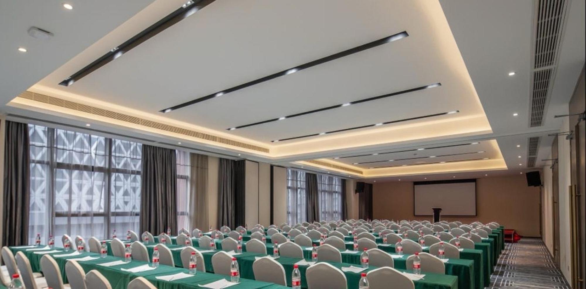 Echarm International Ouzhuang Metro Station Branch - Free Deliver Service To Fair Complex During Fair Period Hotel 4*