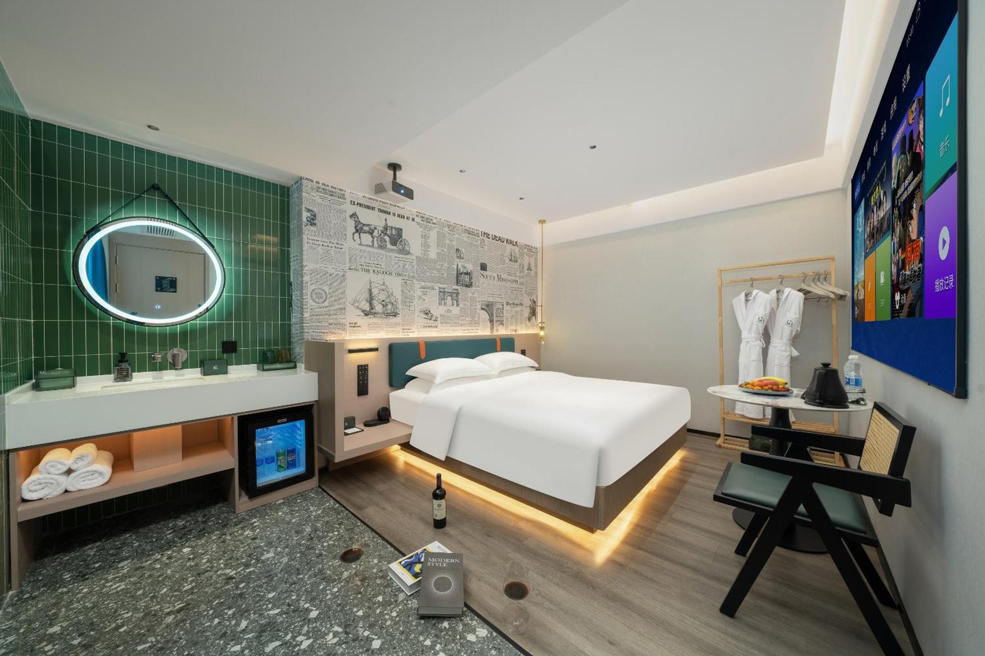 Lan Wan - Yongqing Walking Street&shamian Island Scenic Spot Branch- Exit F Towards Shamian Island At Huangsha Metro Trf Stop Of Line 1&line 6--airport Pick-up Service 4*